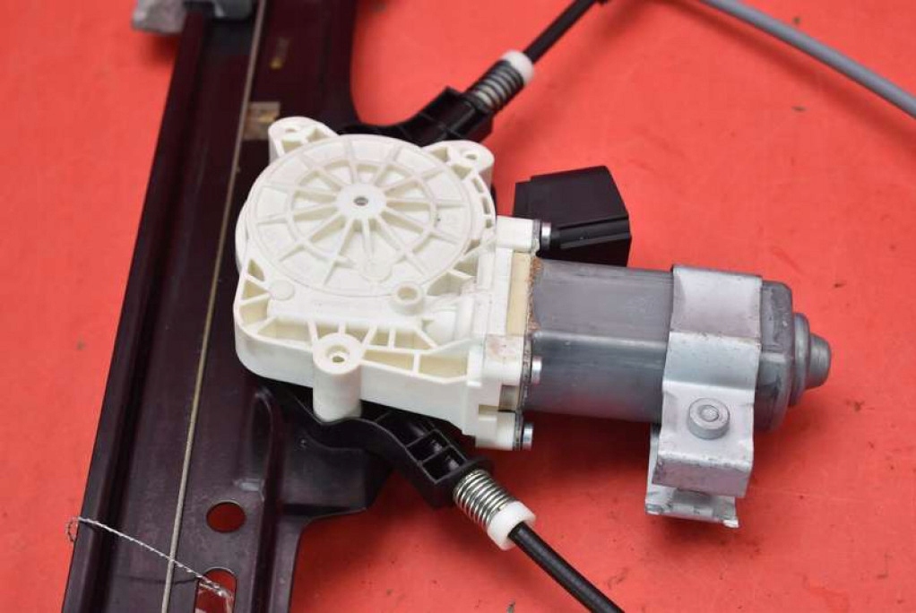 window regulator left front EU 7034351 BMW E60 E61 03-07