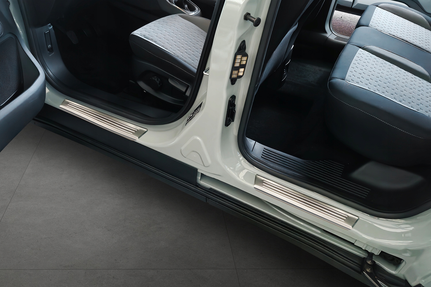 FORD TURNEO COURIER II 2023- NAKŁADKI LISTWY PROGOWE PROGI Producent Avisa