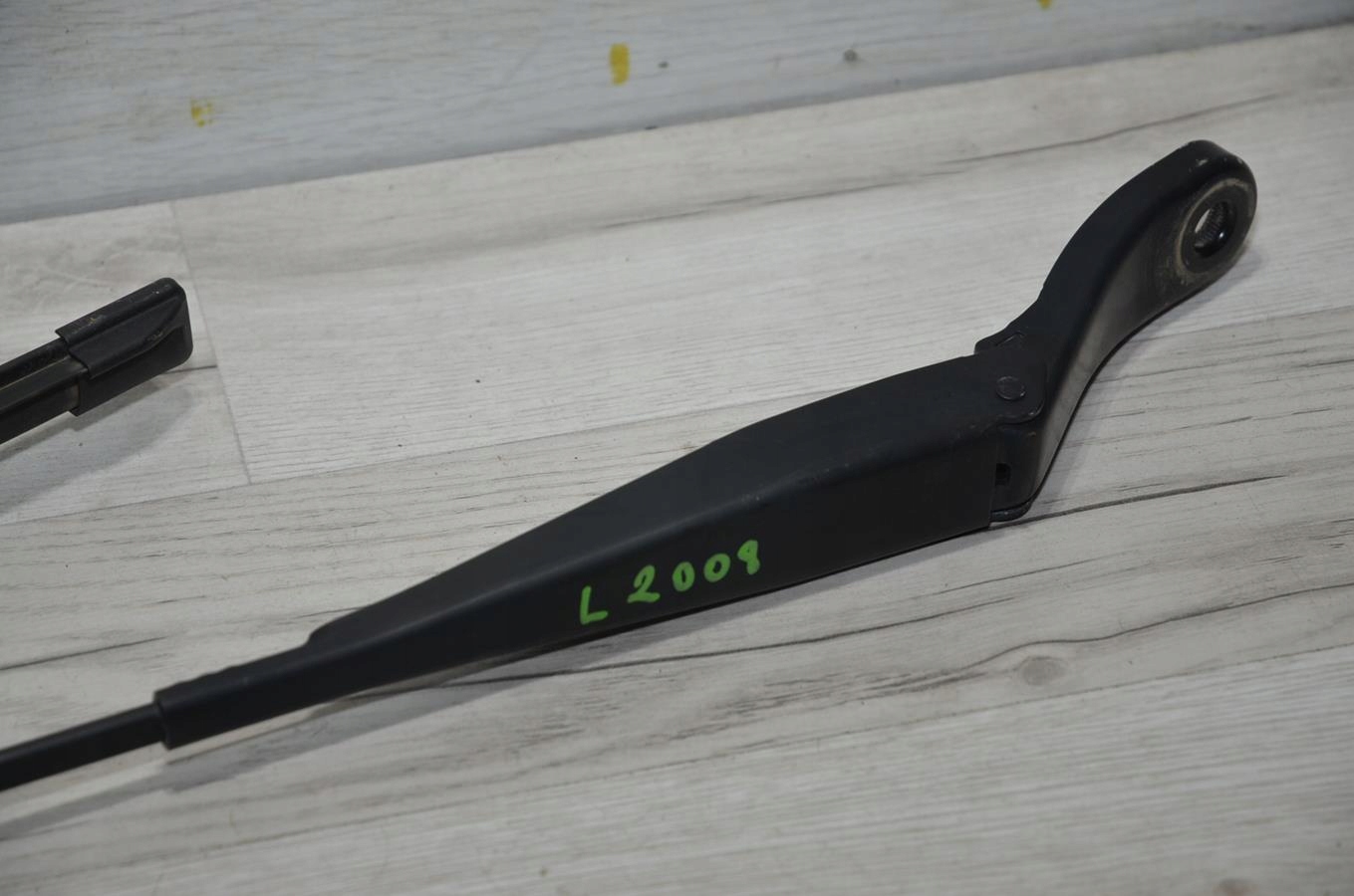 wiper left Peugeot 2008 13r
