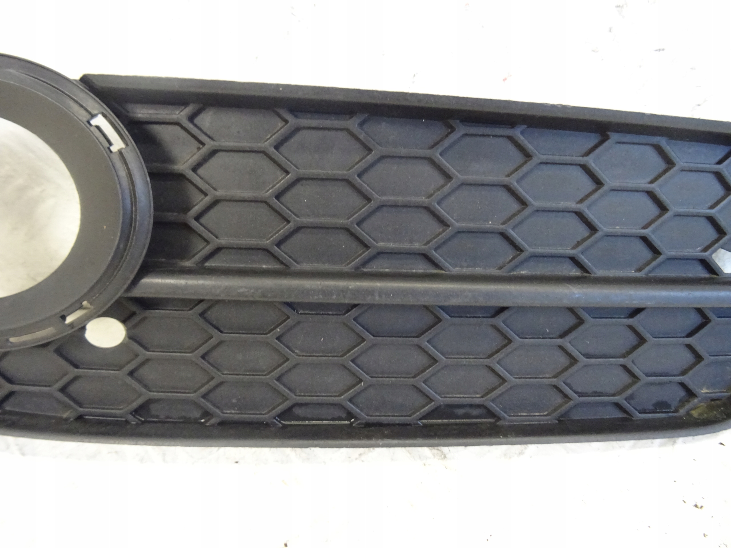 grid of a bumper front front right AUDI A5 8T 8T0807682