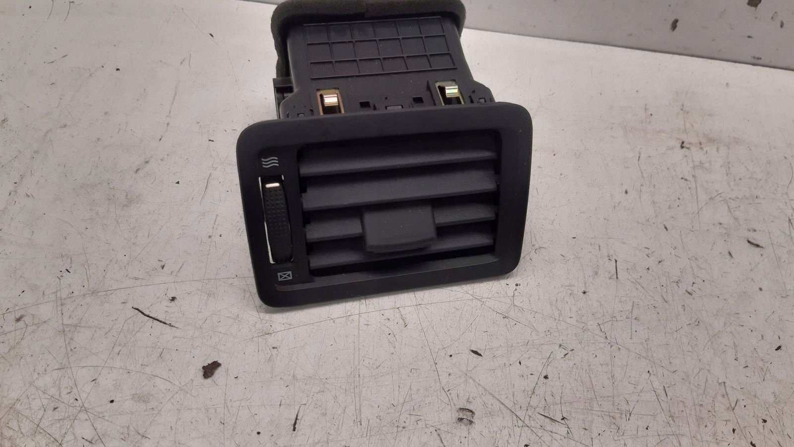grid air conditioning devices left Hyundai Tucson and 2,0i LIFT