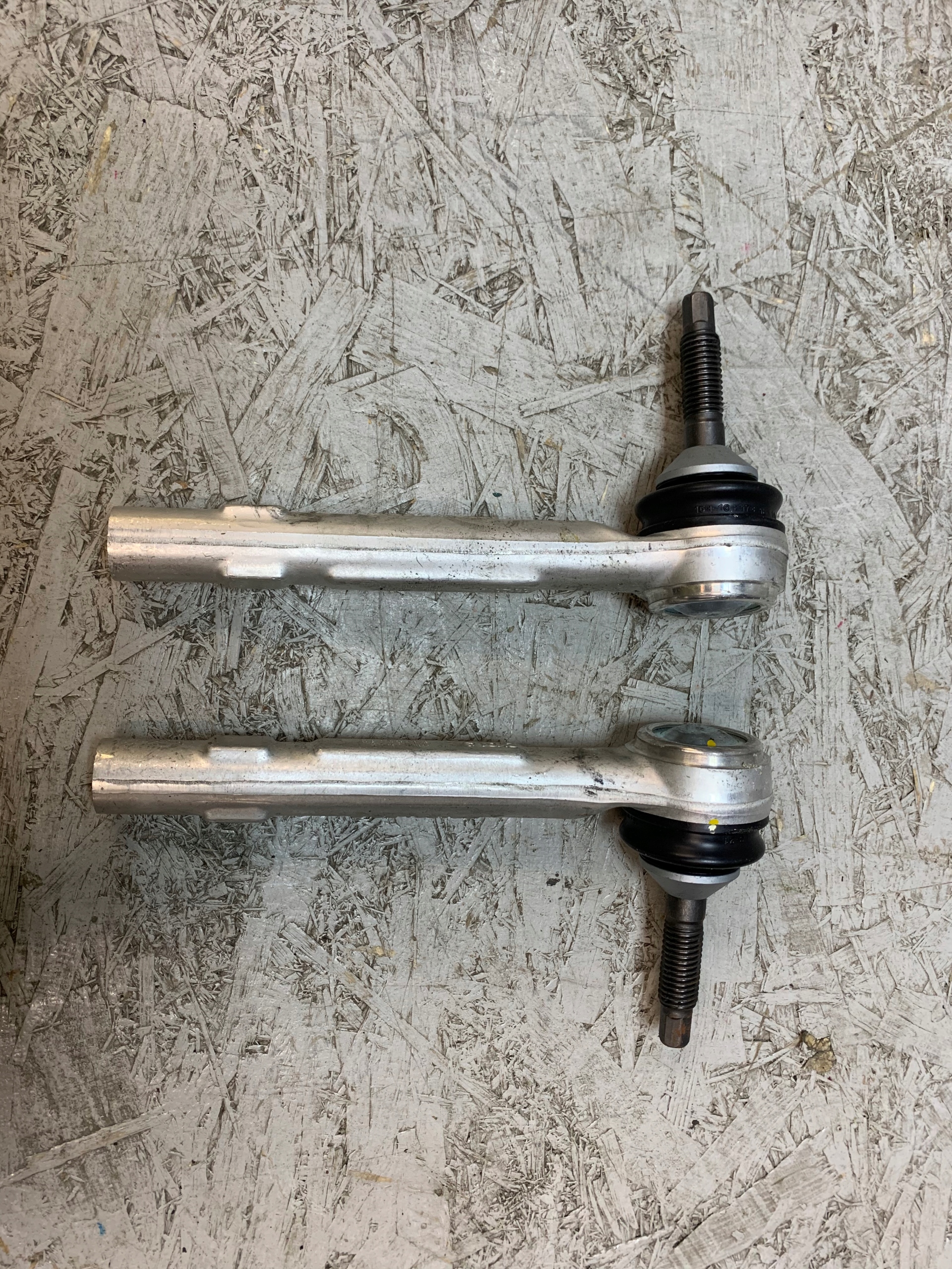 102784100B - НАКОНЕЧНИК СТРИЖНЯ ПРАВИЙ ЛІВИЙ TESLA S X 1027841000B