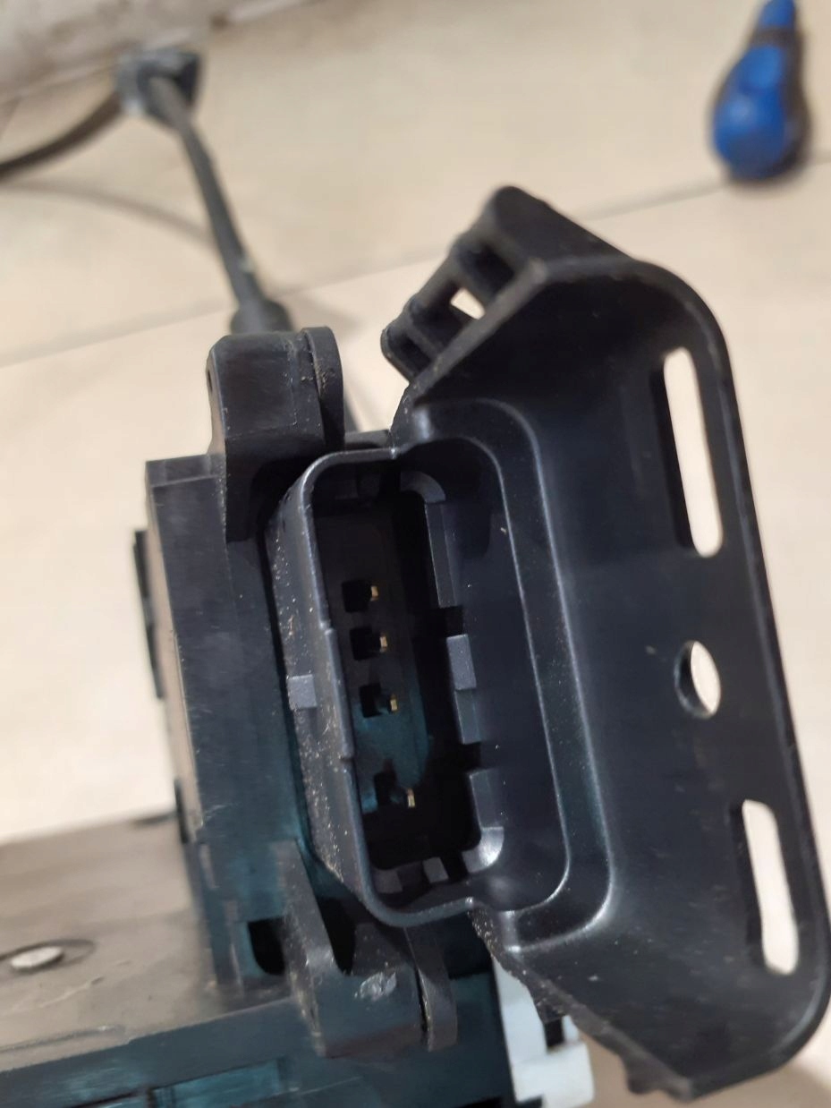 lock door right front CITROEN C4 and 4 PIN 24095816