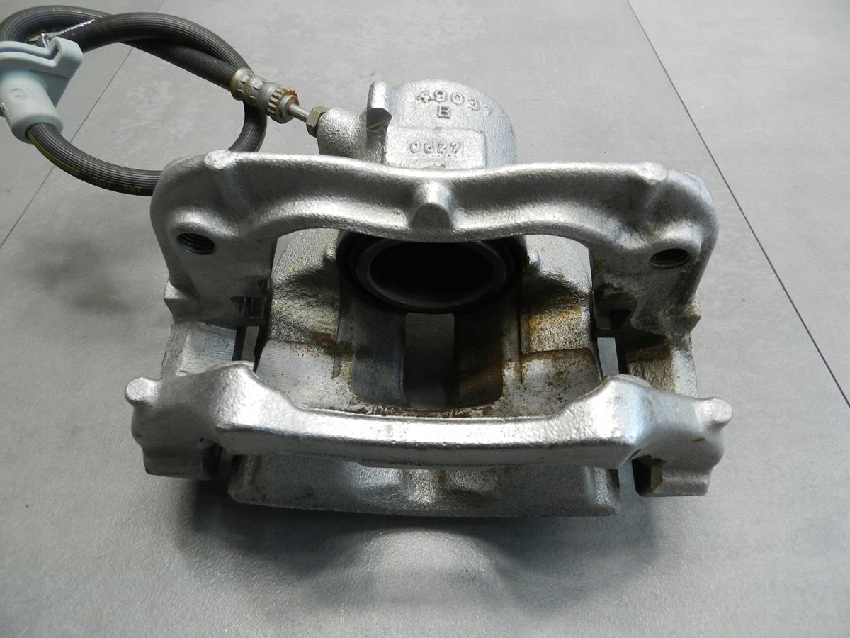 BMW X1 F48 2.0 d caliper left front 6860265