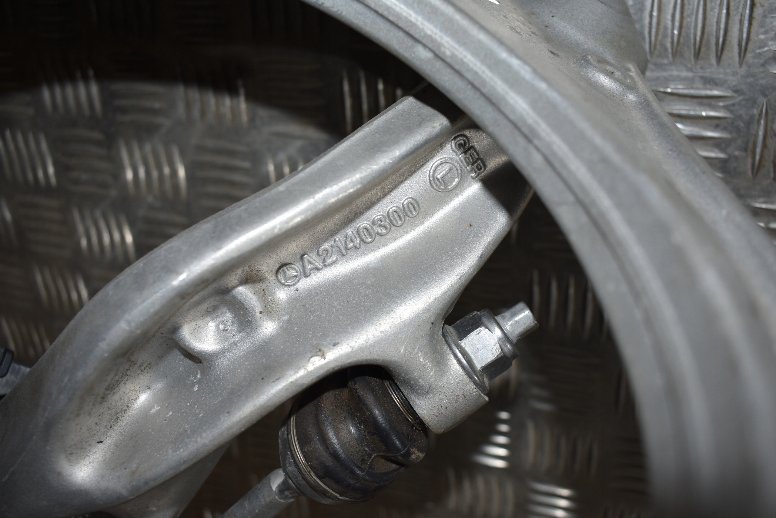 IDEALNE sususpension front front left MERCEDES W214 4MATIC 1
