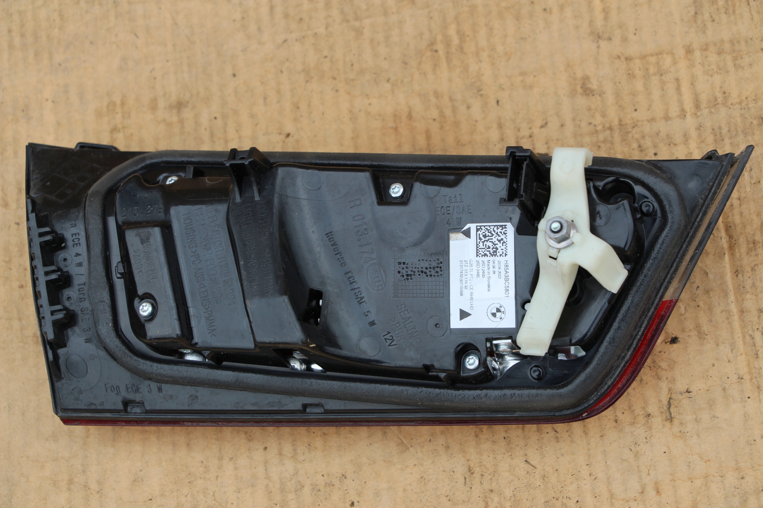 BMW 3 G20 EU LAMPA TYŁ TYLNA PRAWA W KLAPĘ stan idealny 100% spr z 2022r Typ samochodu Samochody osobowe