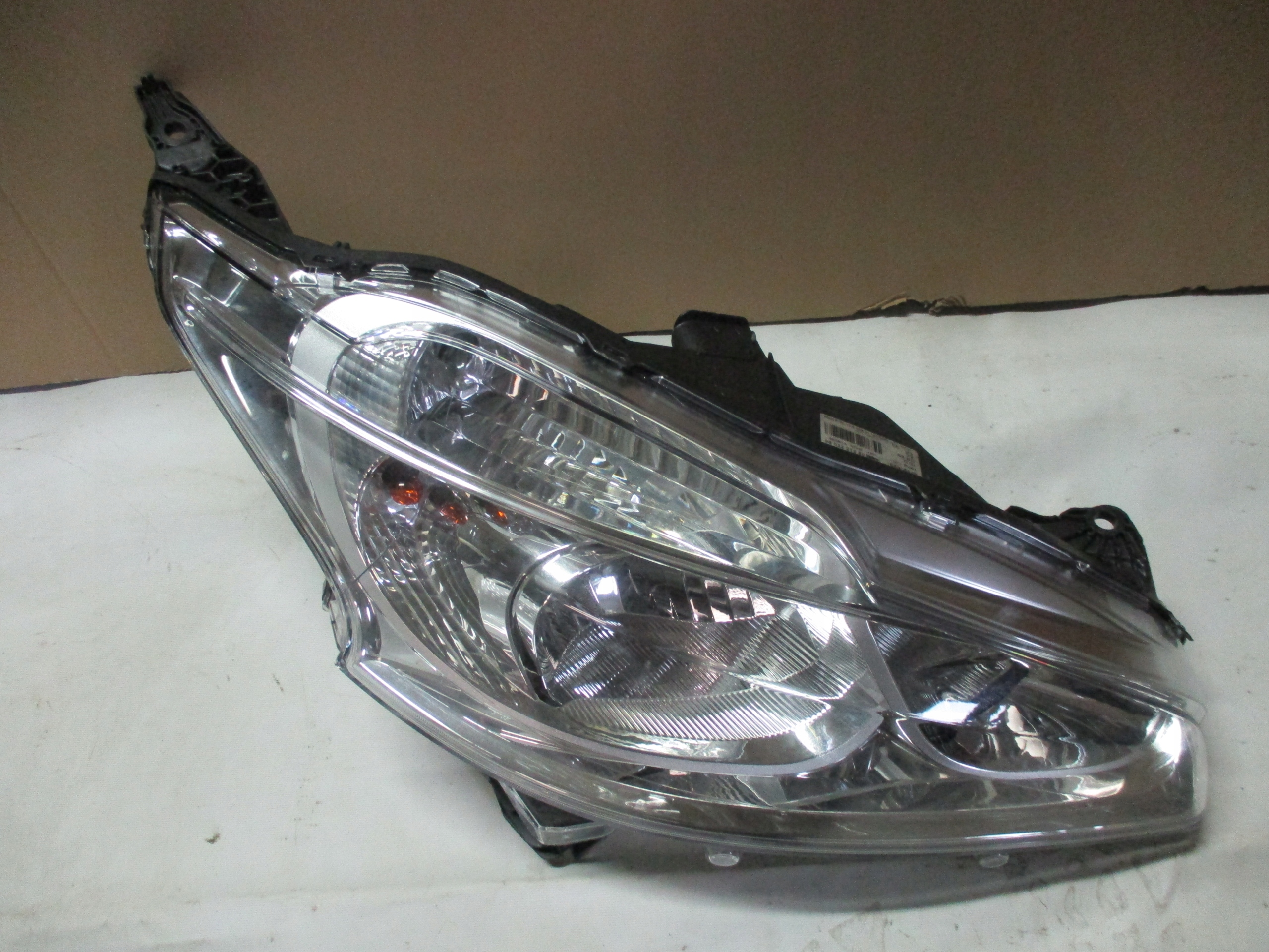 light right front front Peugeot 208 12-19r 9802221280