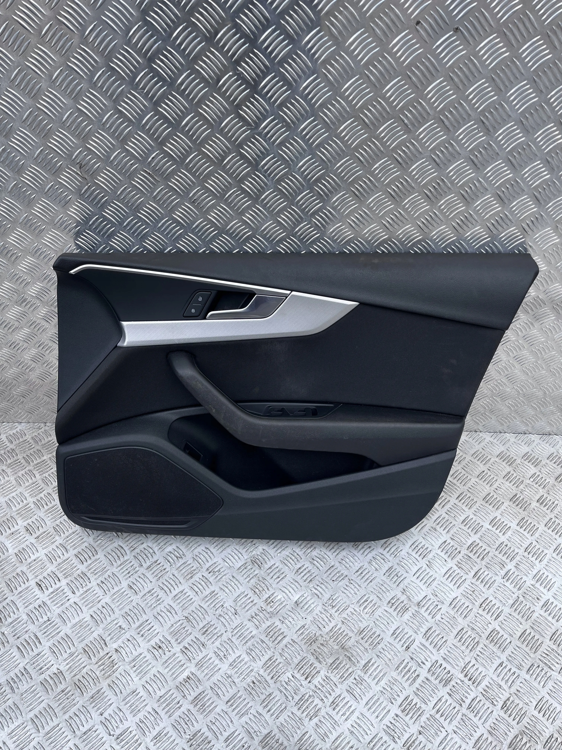 BOCZEK DRZWI PRZÓD PRAWY AUDI A4 B9 15-