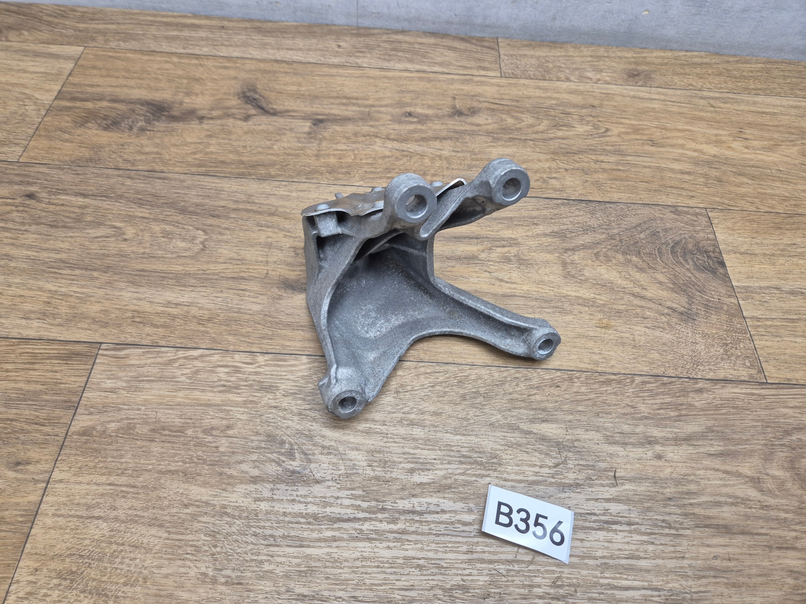 BMW G20 G21 G22 G23 2.0 right engine mount RWD console holder 6876206