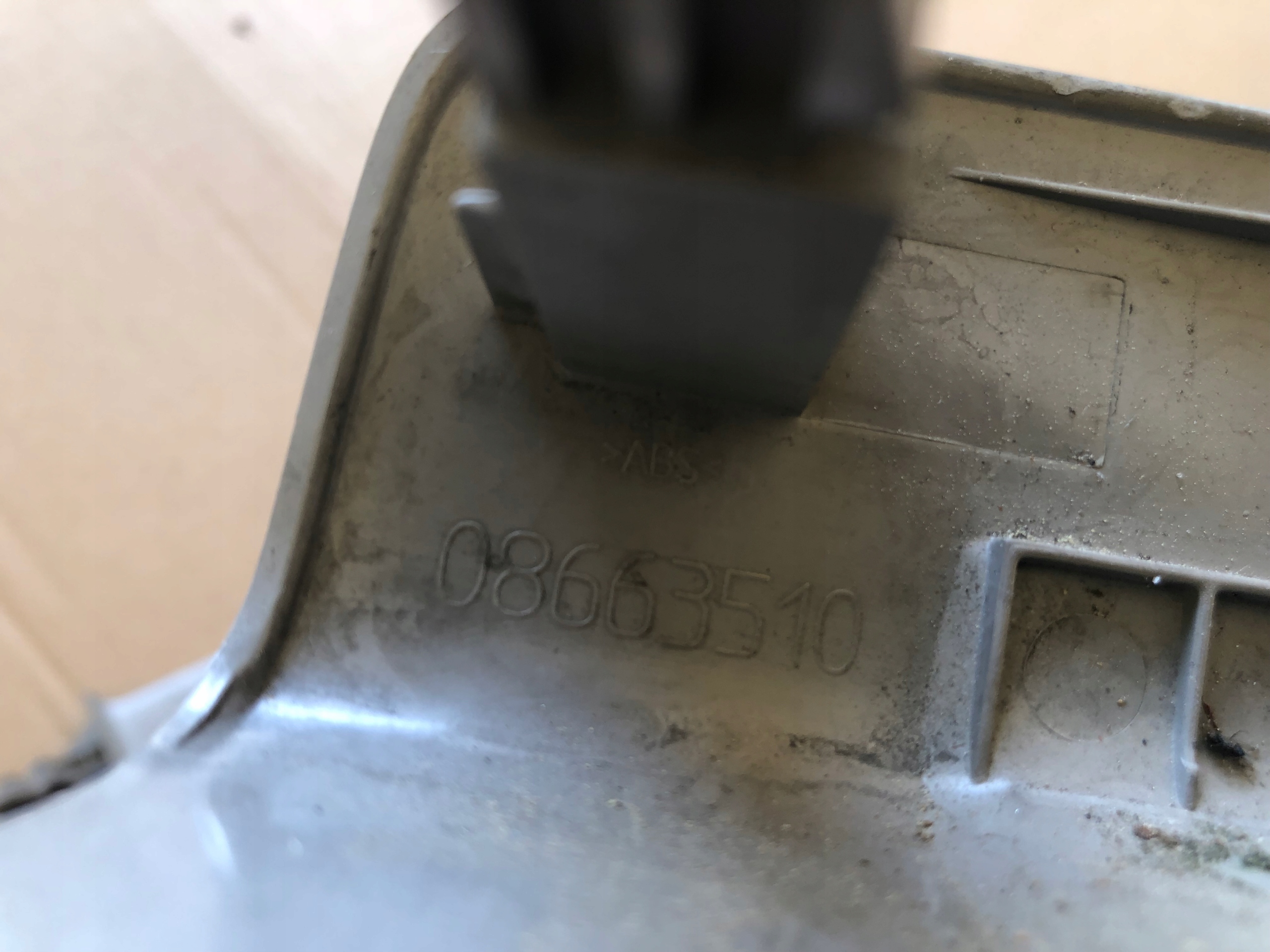 UCHWYT TAPICERKI VOLVO V50 KLAPY BAGAŻNIKA 2004-2012 08663510 Producent części Volvo OE