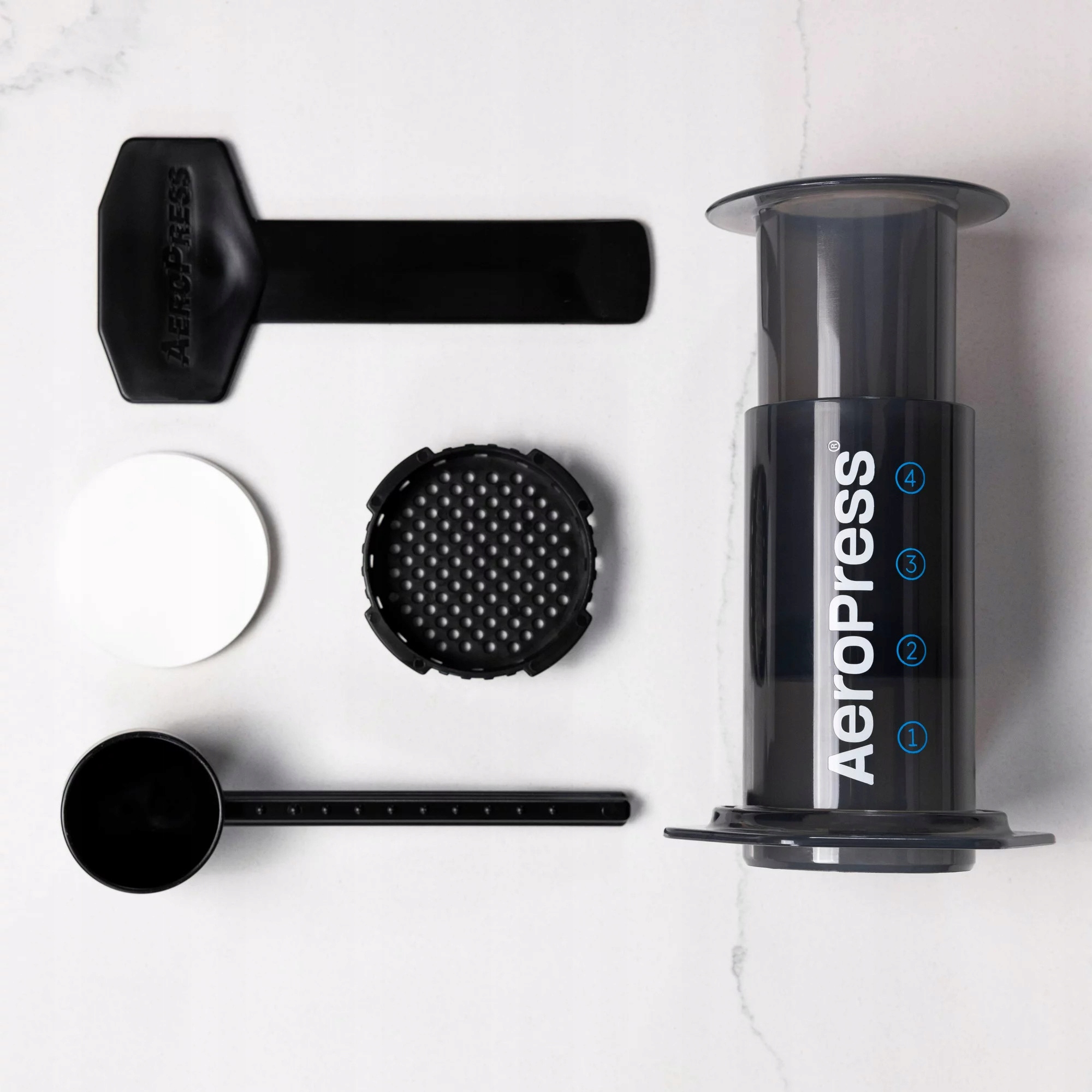 AEROPRESS ZAPARZACZ DO KAWY Z 100 FILTRAMI + HARIO MINI SLIM PLUS MŁYNEK Kolor dominujący czarny