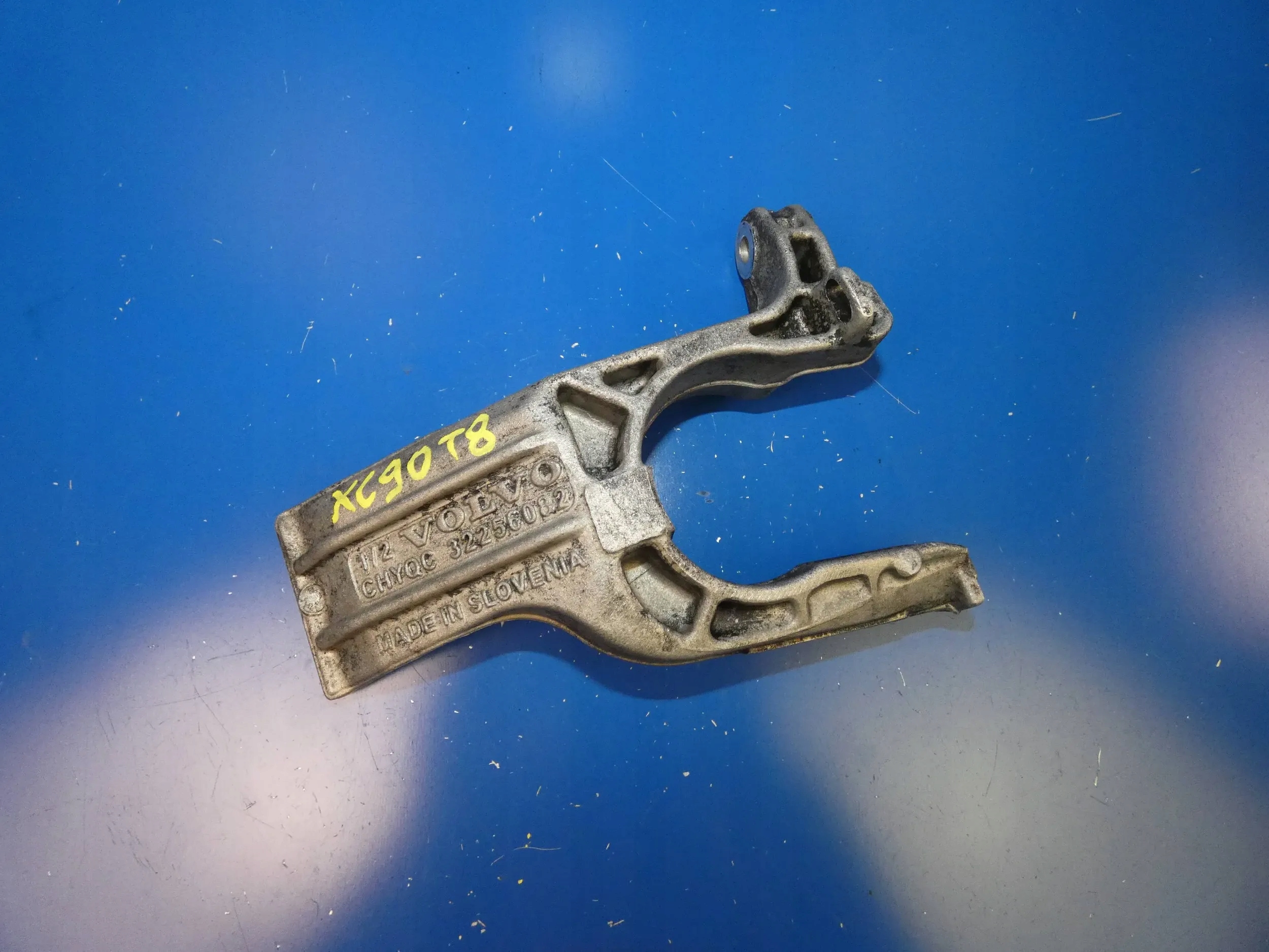 VOLVO XC90 II V90 XC60 II holder POMPY ABS bracket console