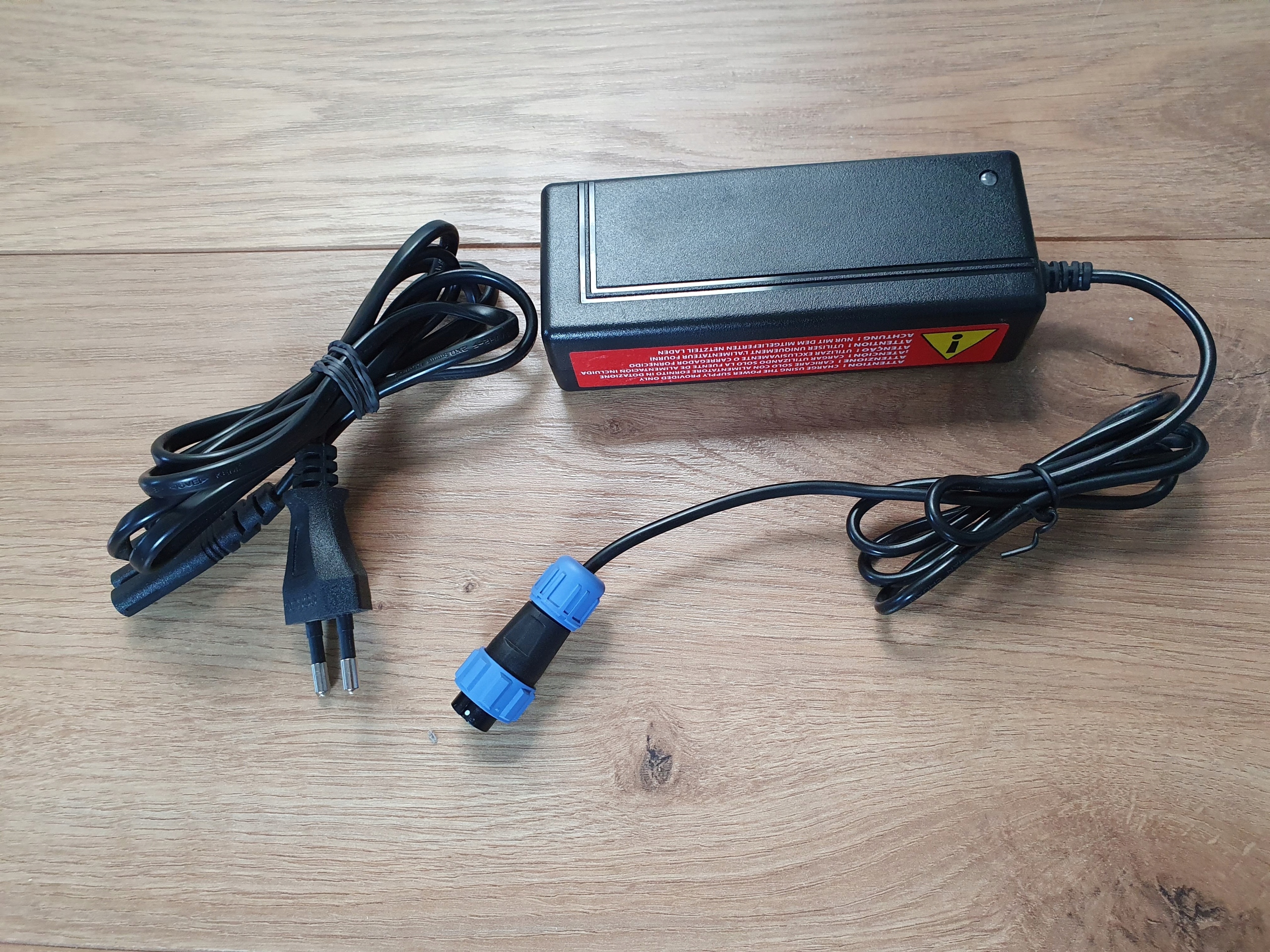 

Zasilacz, ładowarka do robotów Zcs Ambrogio L60