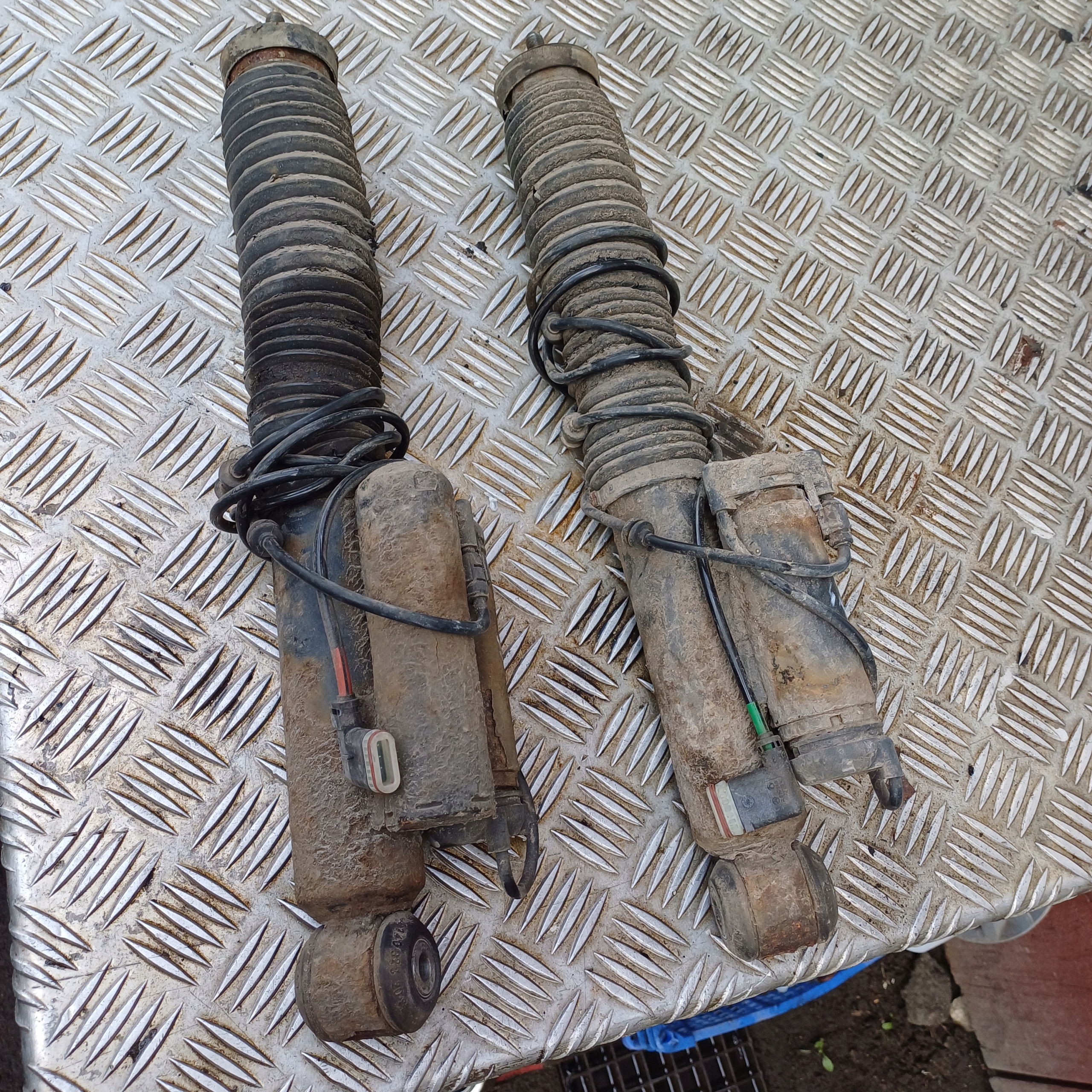 MERCEDES W211 AMORTYZATOR TYŁ LEWY PRAWY Producent części Mercedes-Benz OE