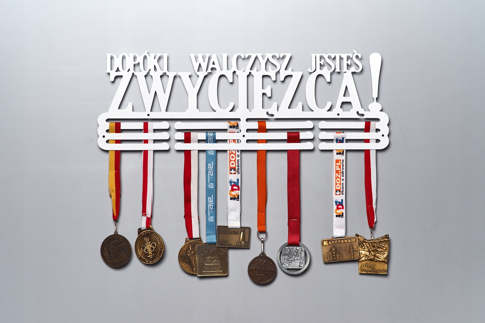 

Dopóki Walczysz #2 Biały Wieszak na medale 60cm