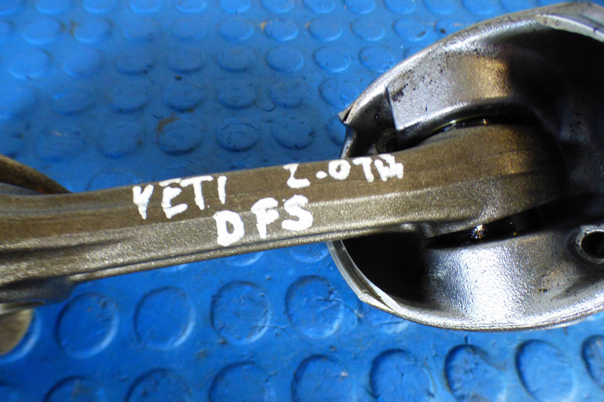 piston connecting rod DFS st.very good condition Skoda Yeti 2.0 TDI