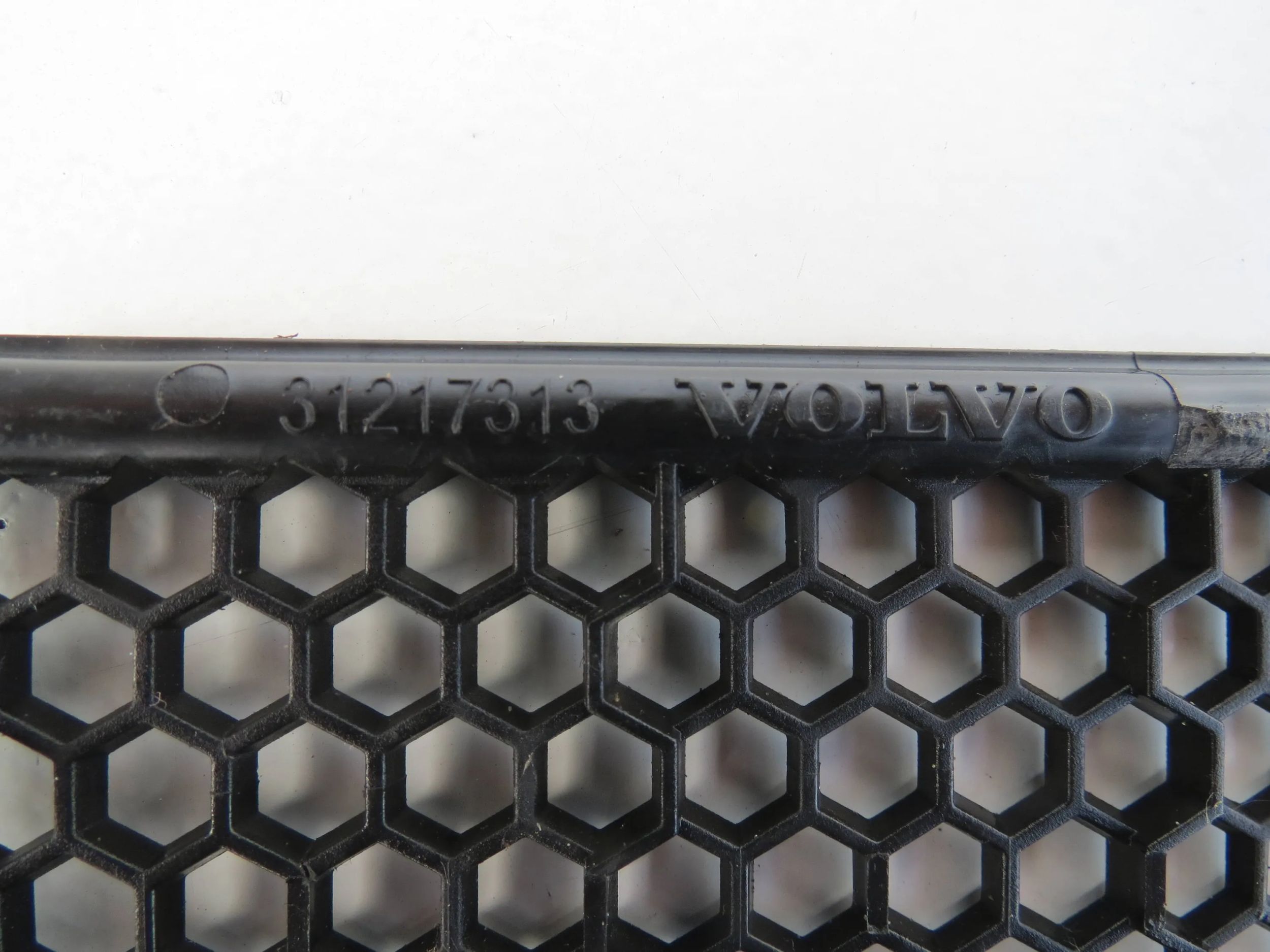 grid under the window VOLVO V70 III 31217313
