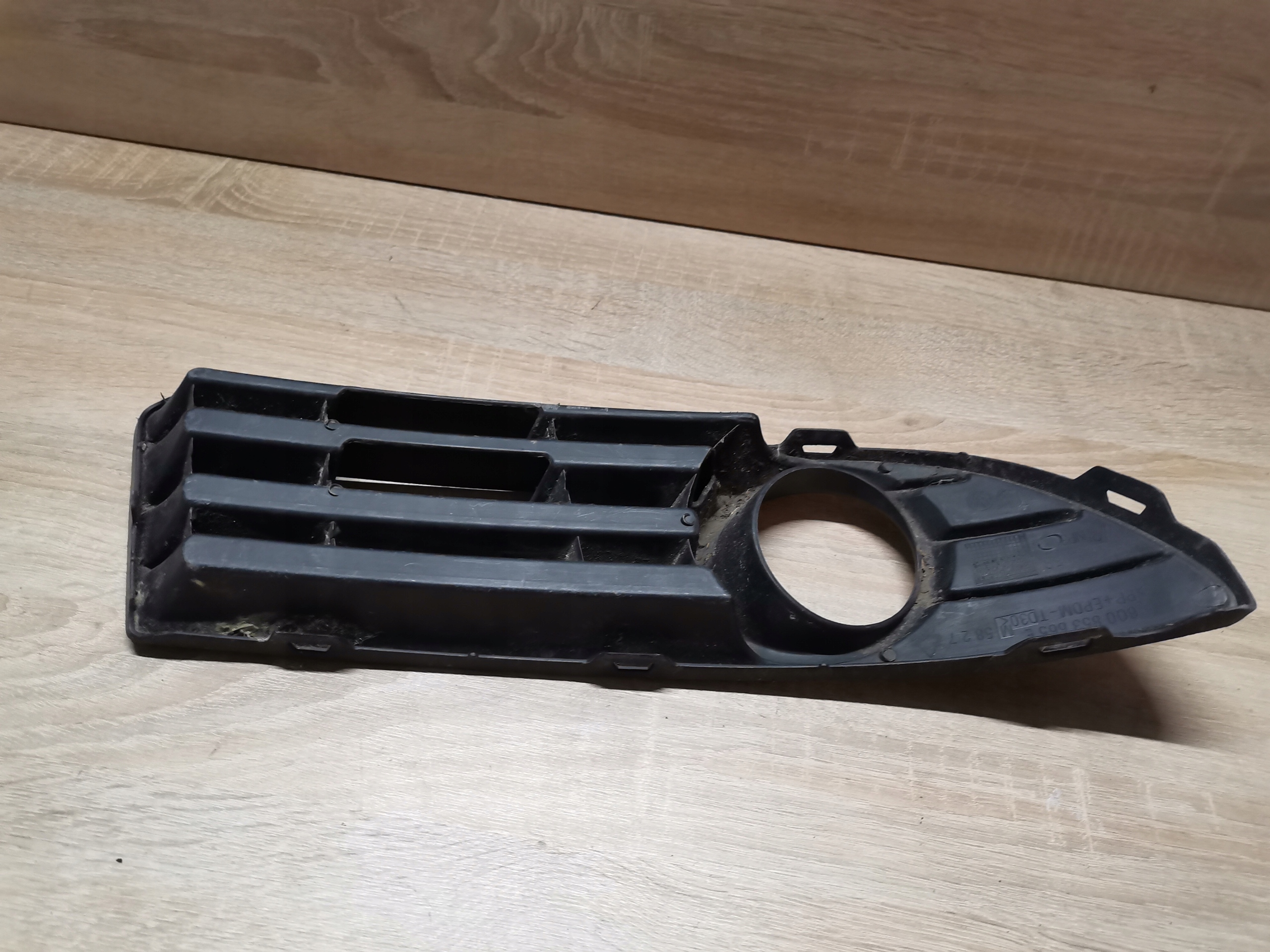 mřížka levá nárazníku předek předního VW POLO 9N3 6Q0853665E
