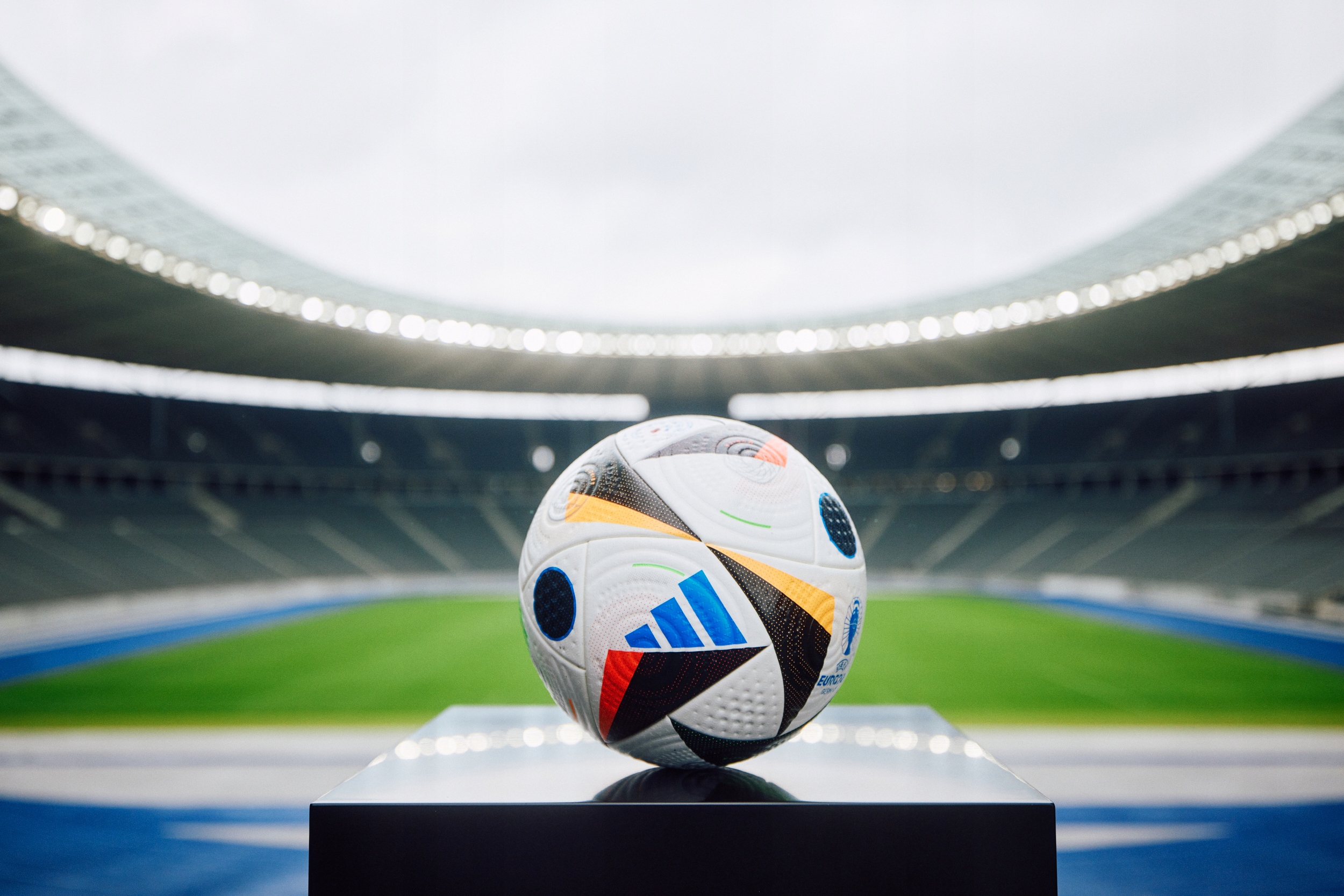 PIŁKA EURO 2024 PIŁKA NOŻNA ADIDAS LEAGUE BOX PREZENT ROZM 5 ZESTAW POMPKA Atest brak