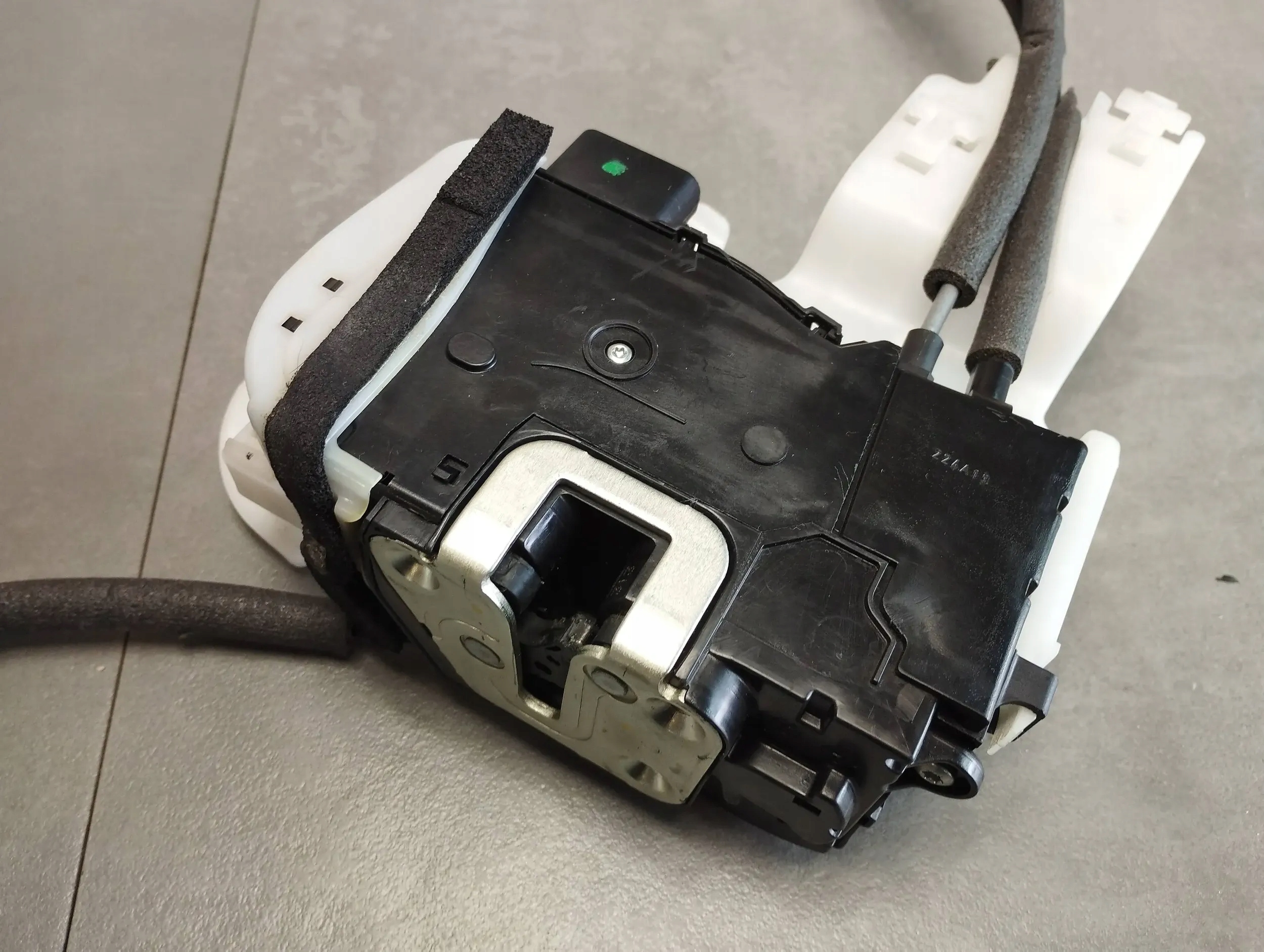 Hyundai ix35 lock left front 6 PIN 813102Y000 EUROPA