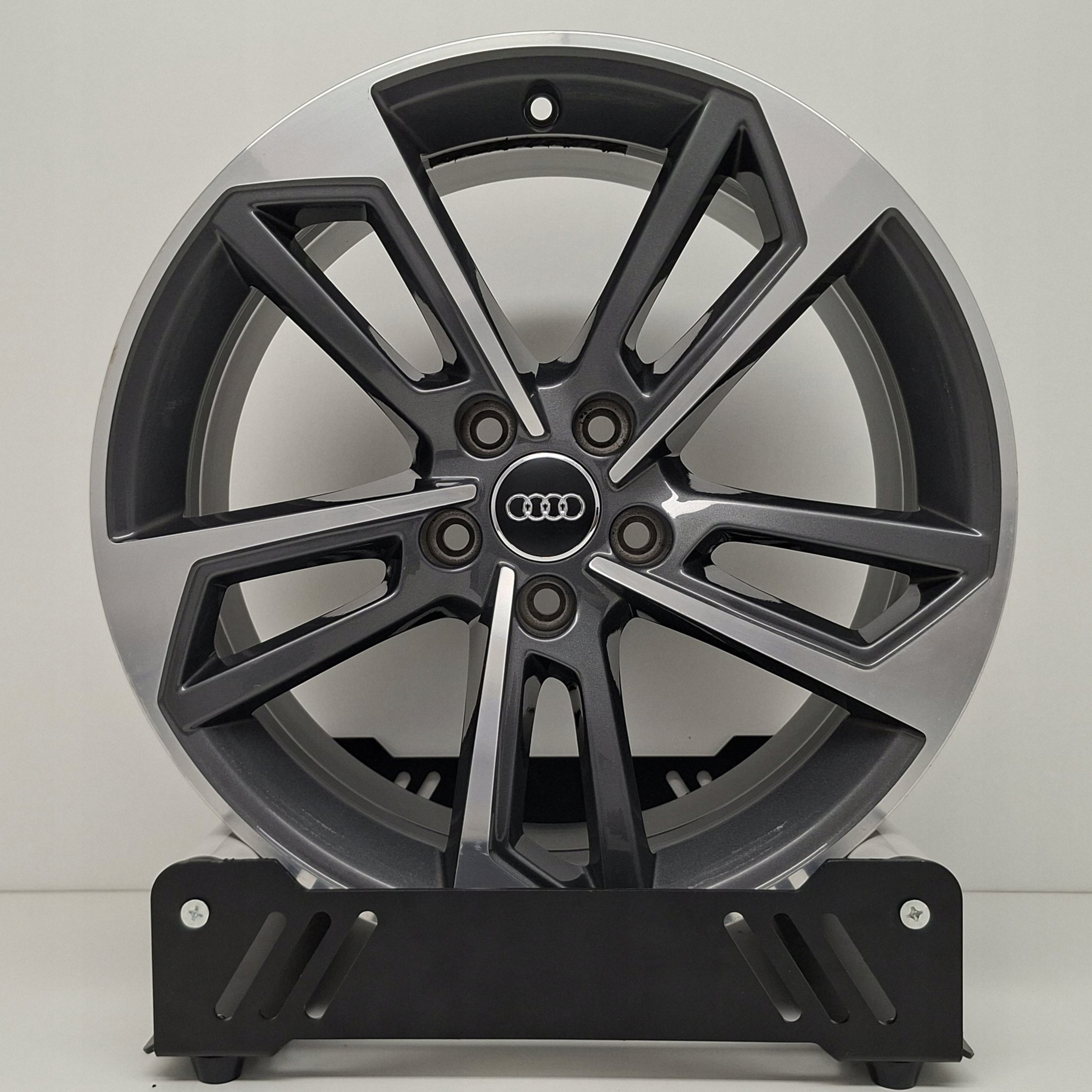 AUDI A4 18" 8W0601025J disk hliníkový