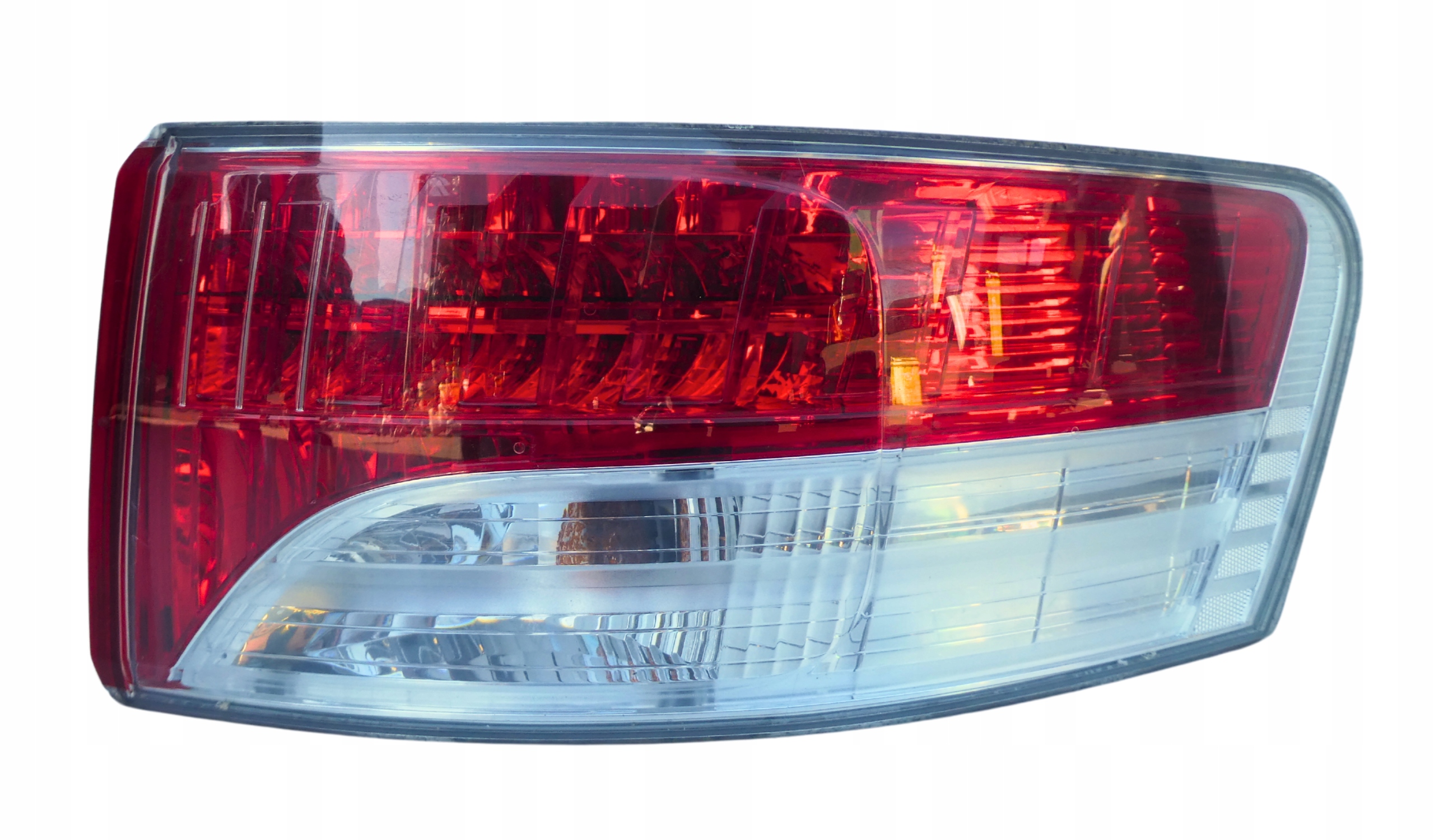 LAMPA TYLNA PRAWA W BŁOTNIK TOYOTA AVENSIS III T27 KOMBI 2009-2012 ROK