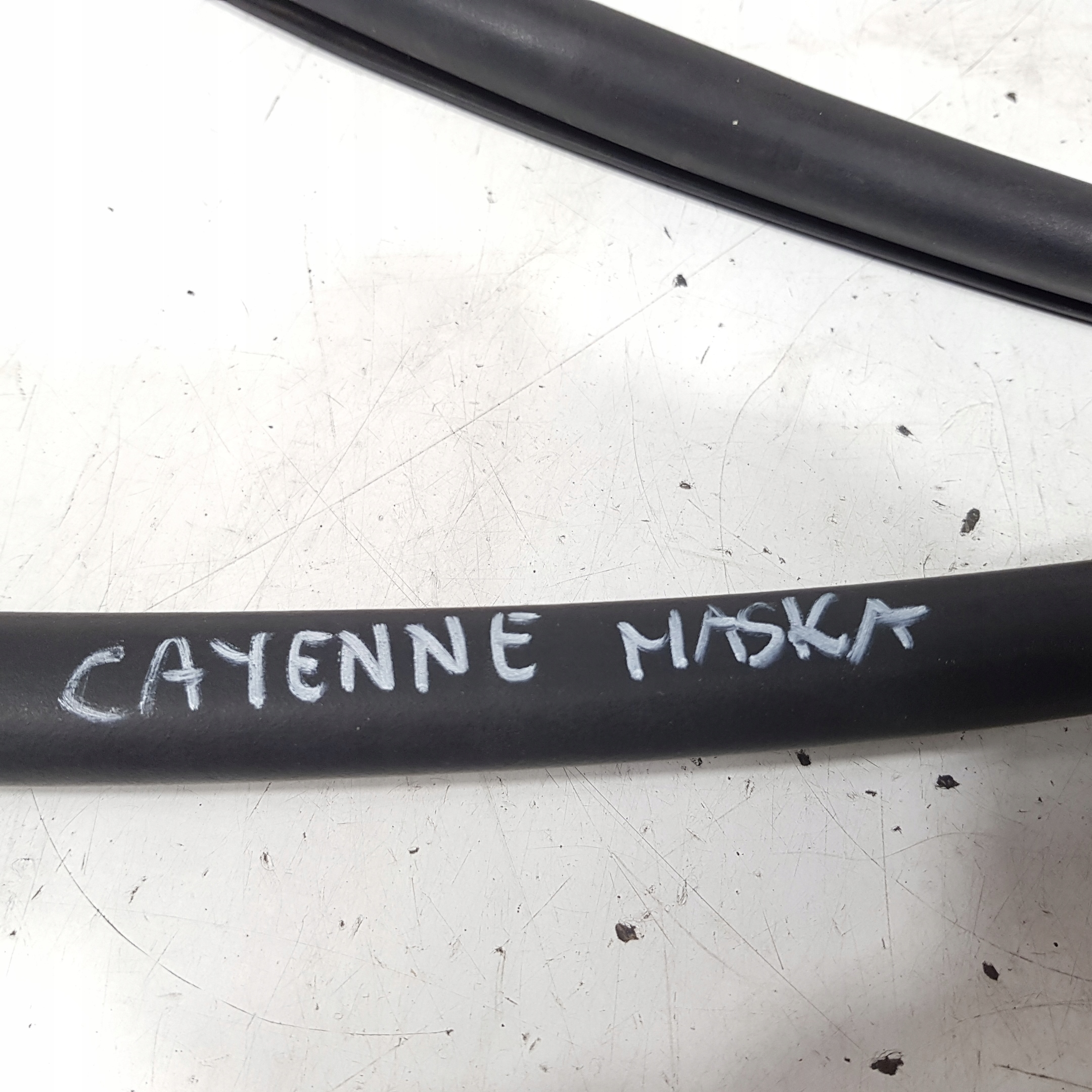 USZCZELKA MASKI PORSCHE CAYENNE 7L Marka Porsche