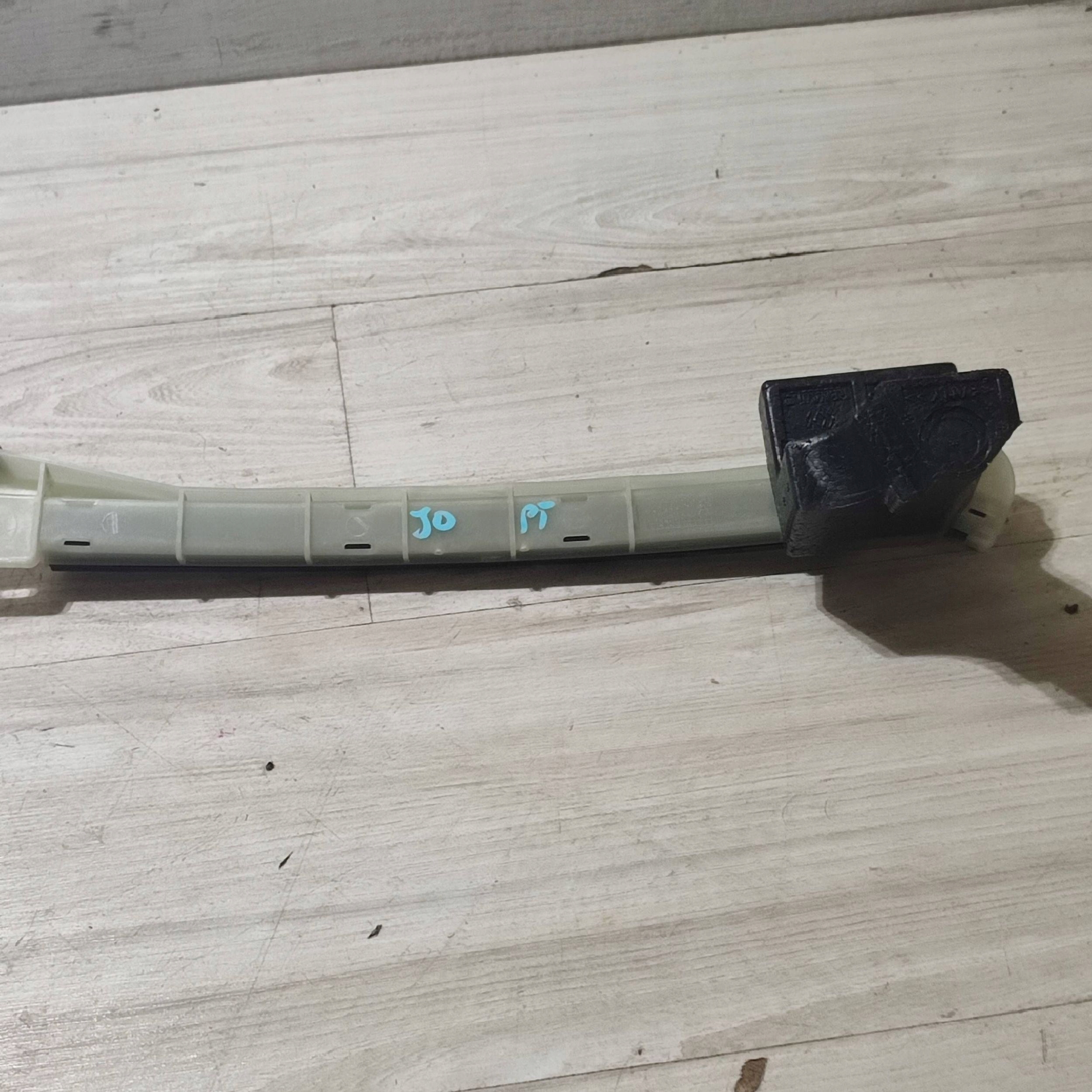prowadnica windows rear part side right Dacia Jogger 822165369R