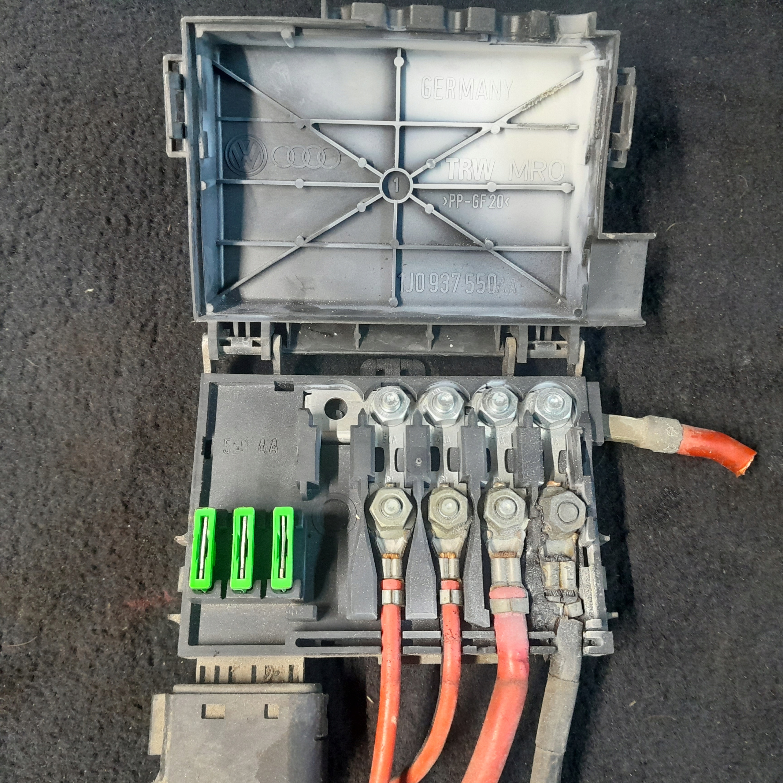 SKRZYNKA BEZPIECZNIKOW LEON 1M GOLF IV 1J0937550AA Numer katalogowy części SKRZYNKA BEZPIECZNIKÓW LEON 1M GOLF IV 1J0937550AA