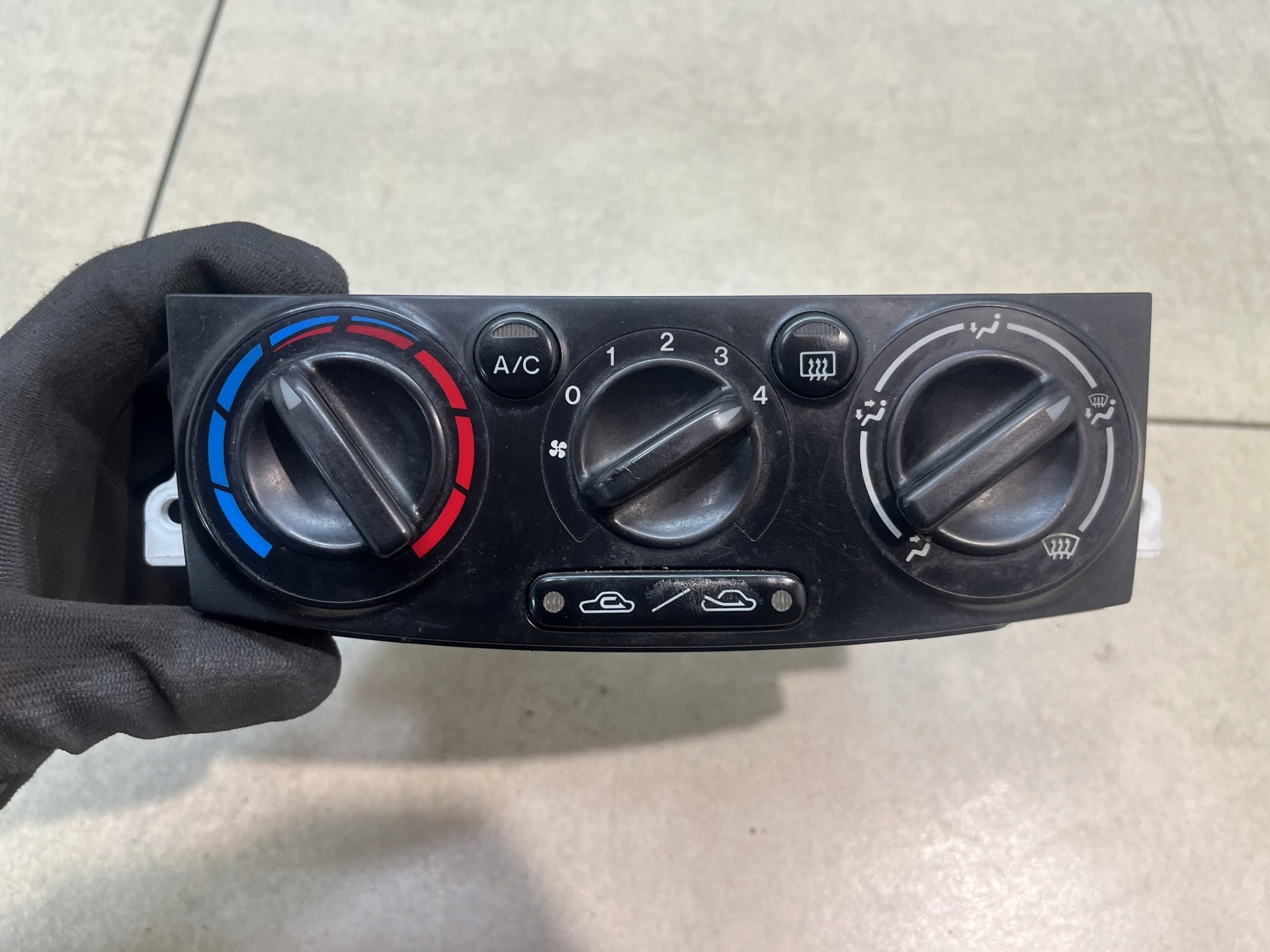 Unite commande clima MAZDA MPV 2.0 D PLC94B