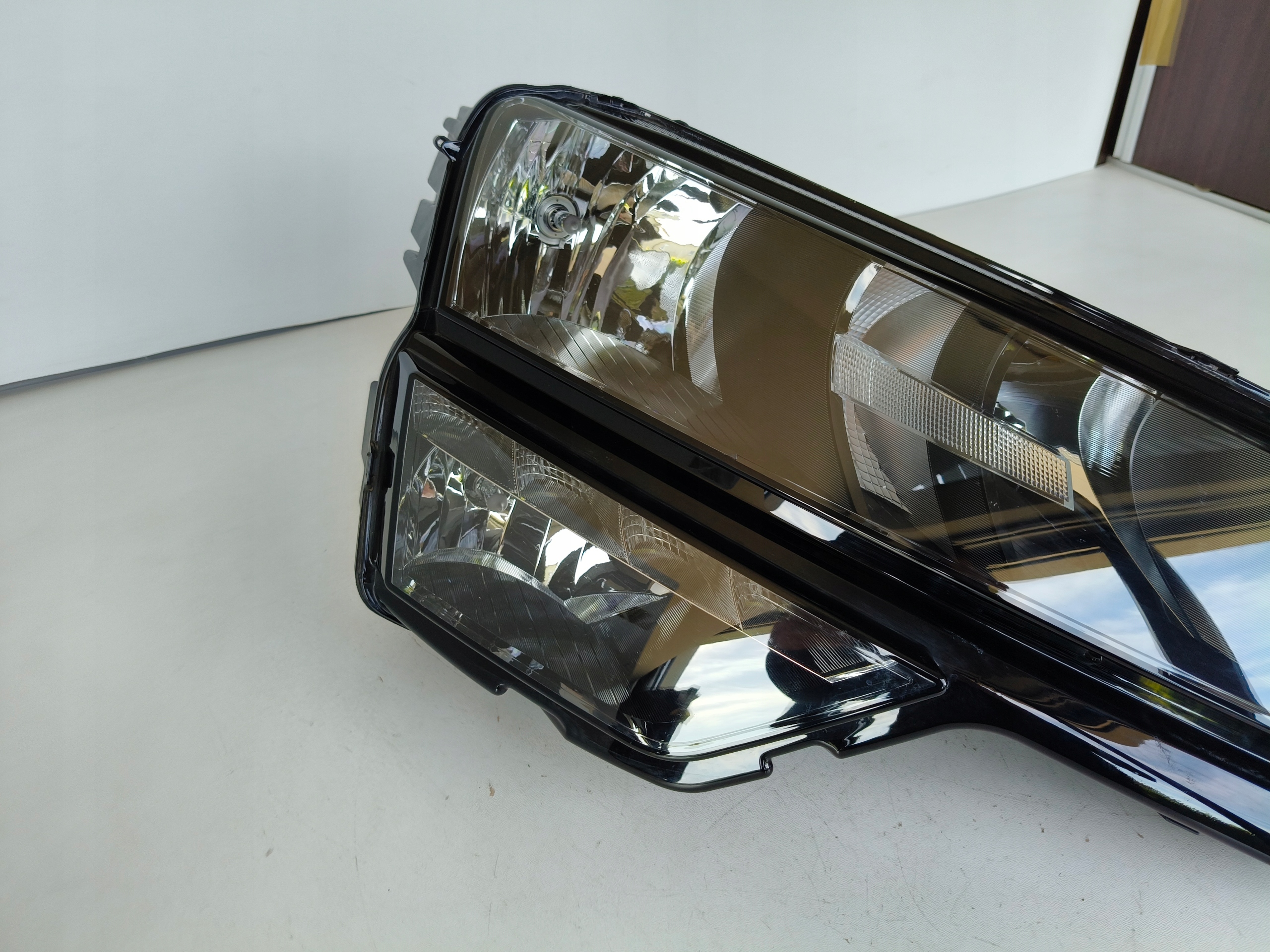 light right REFLEKTOR SKODA KAROQ 57A 17