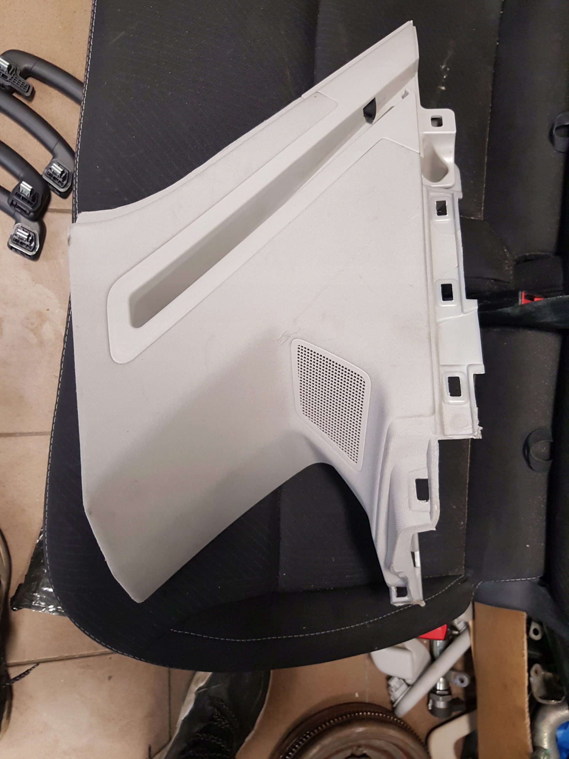 760867246L - КРИШКА СТІЙКИ ПРАВА ЗАДНЯ VW TOUAREG III DYNAUDIO