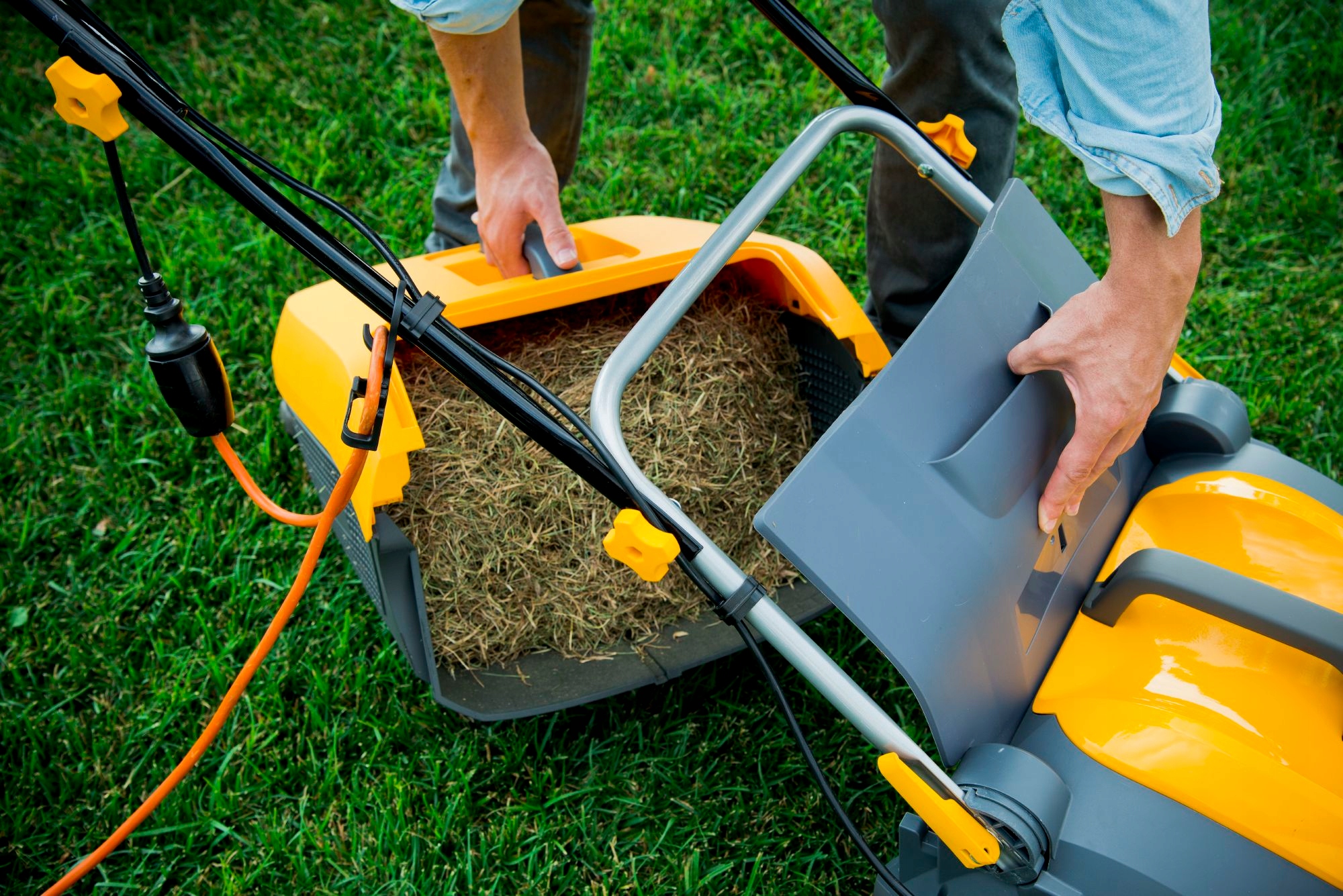 AERATOR WERTYKULATOR Elektryczny STIGA 1500 W 38 cm 2 WAŁKI 2w1 Kosz 50 l Regulacja głębokości roboczej z regulacją