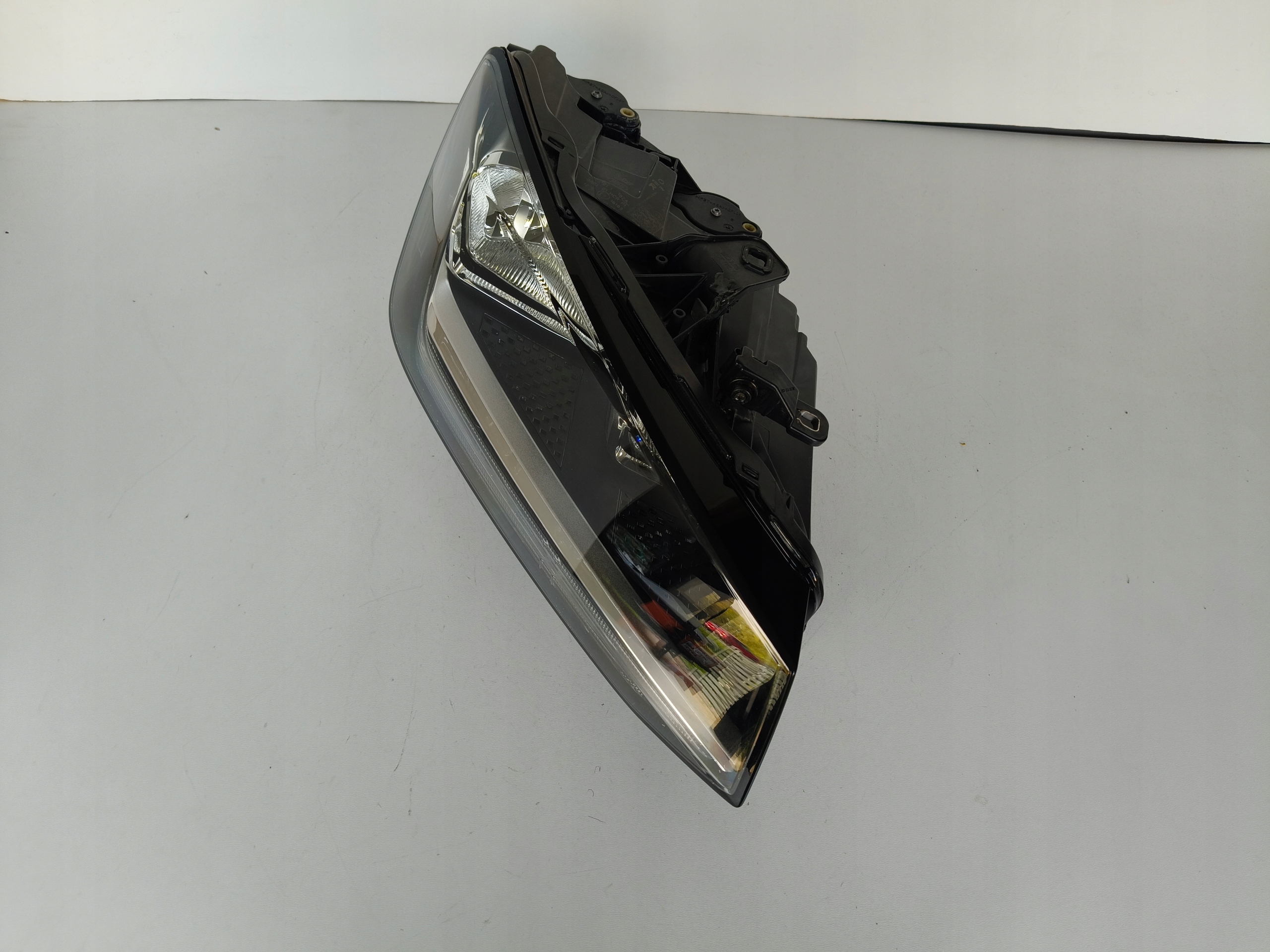 light right REFLEKTOR AUDI Q2 81A 16