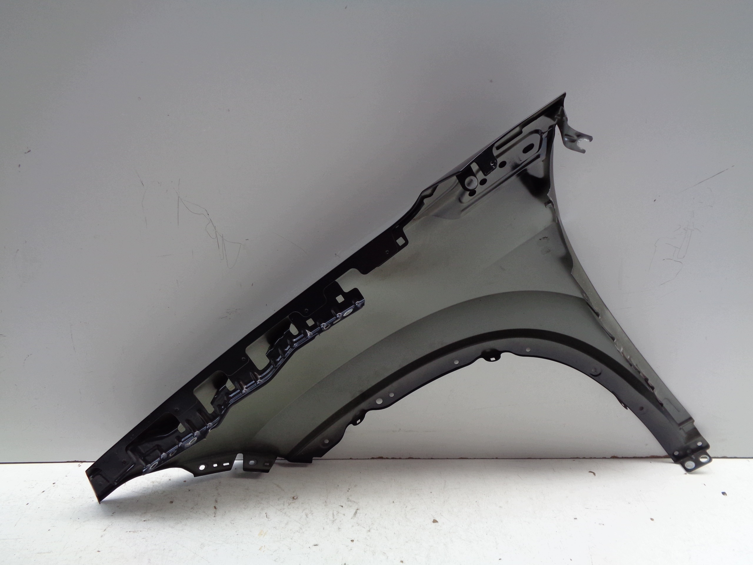 fender right front VW TAYRON 57L 24- NR 53019