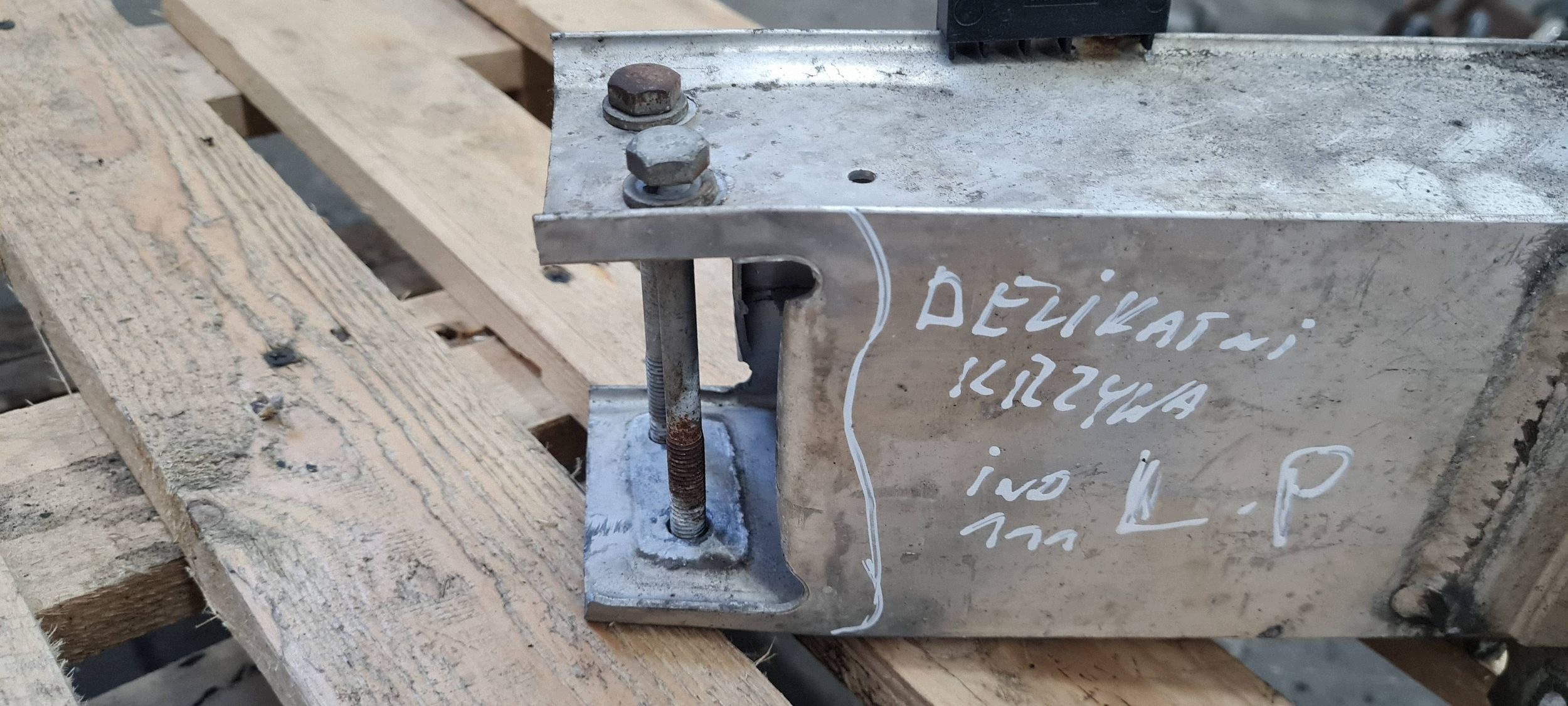 A5 8T LIFT STERFA tip ZGNIOTU left front screws siders 8K0807133D A4 B8 S4