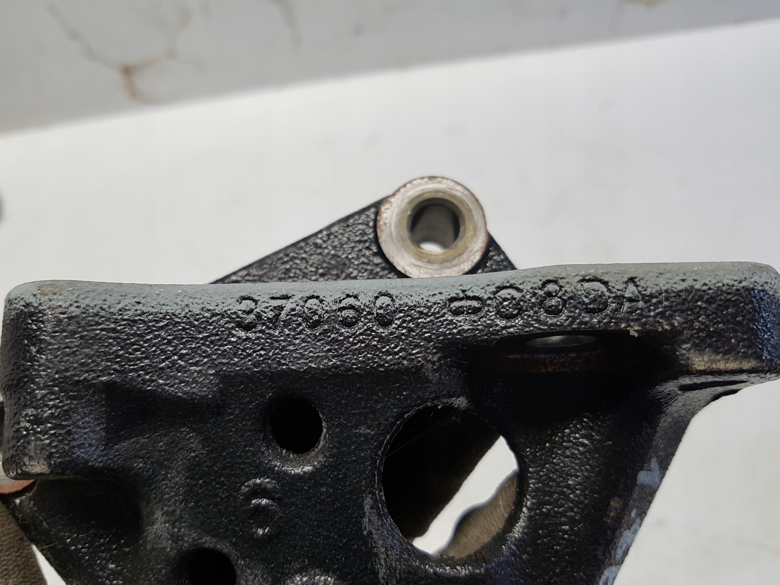 TOYOTA COROLLA E21 engine mount 37060-08DA