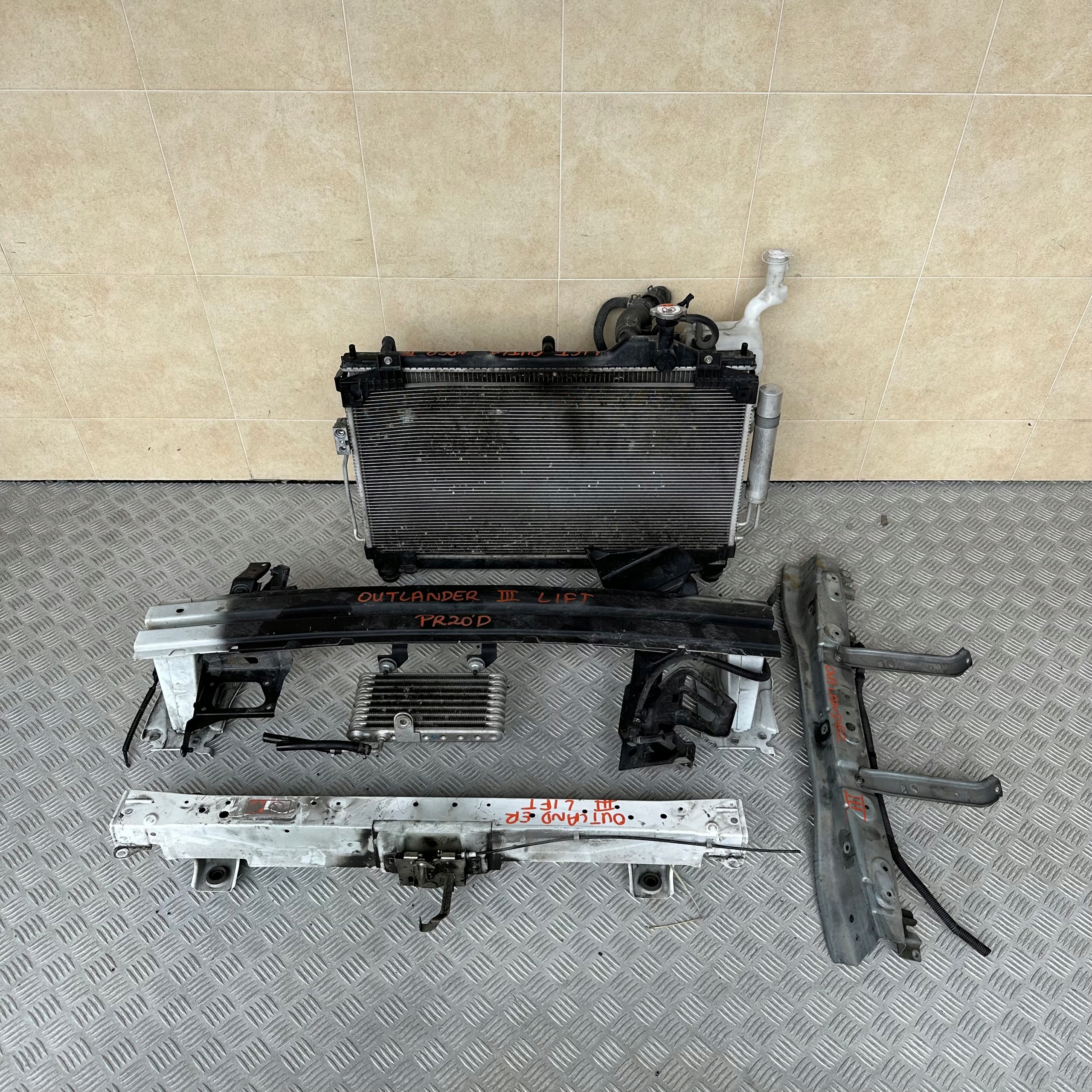 PAS PRZEDNI CHŁODNICE OUTLANDER III LIFT 2.2 D Typ samochodu Samochody osobowe