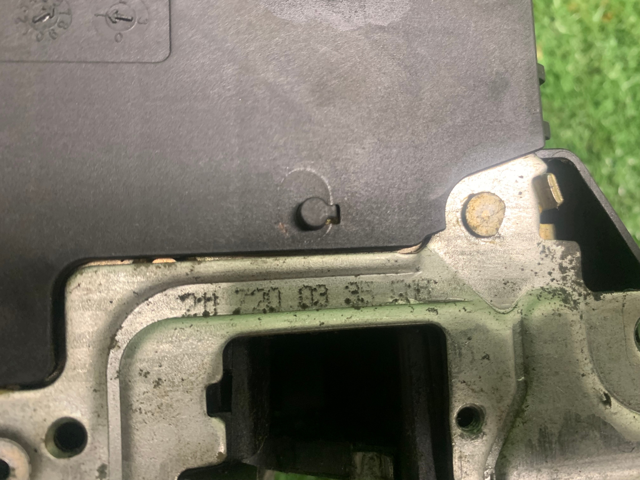 MERCEDES E W211 lock door left front 2117200335