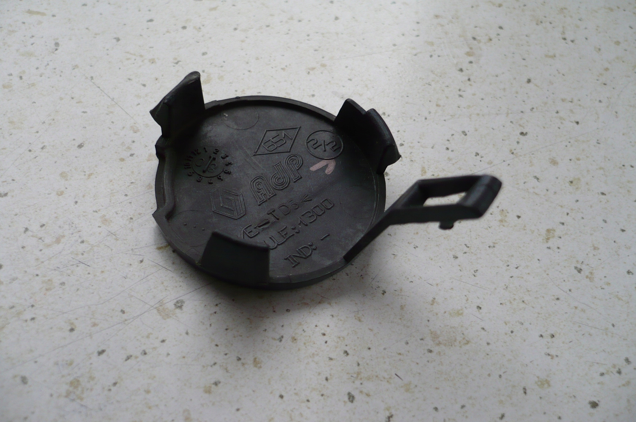 RENAULT TWINGO II LIFT towing hook cap bumper front