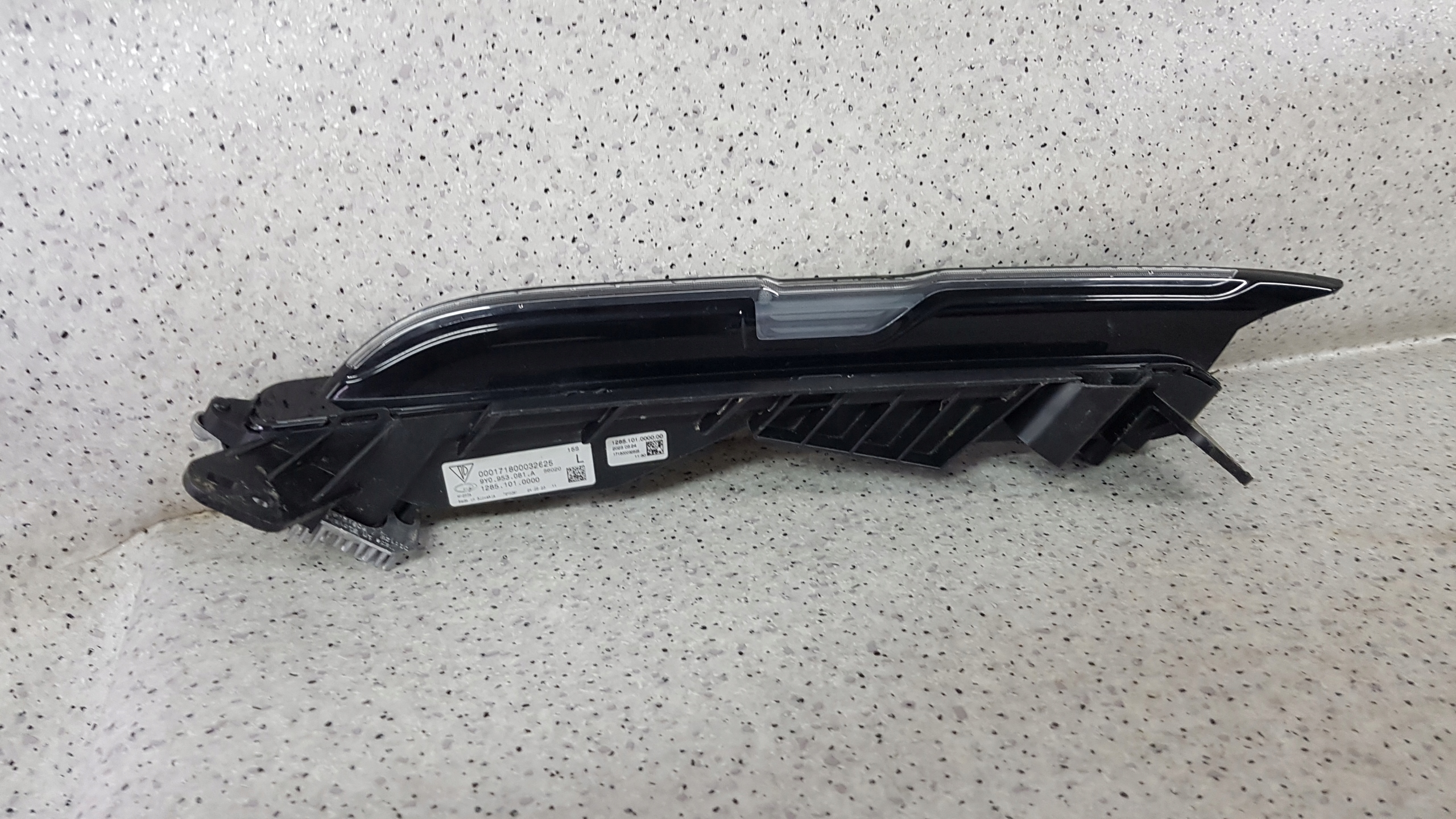 PORSCHE CAYENNE III LIFT 2023 - left light DRL LED 2593