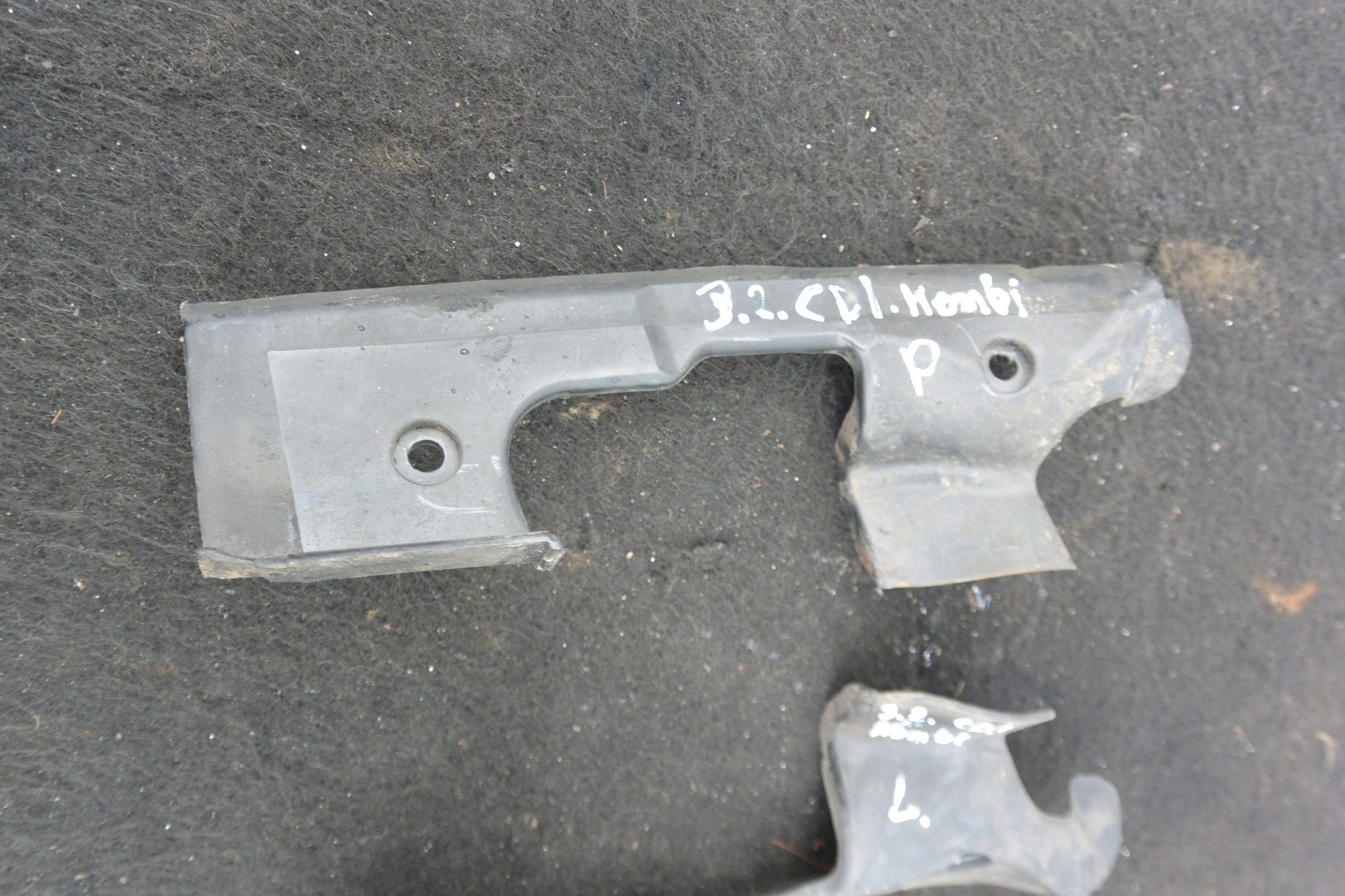 BLENDE ABDECKUNG SCHARNIERE HECKKLAPPE KPL MERCEDES W211 KOMBI