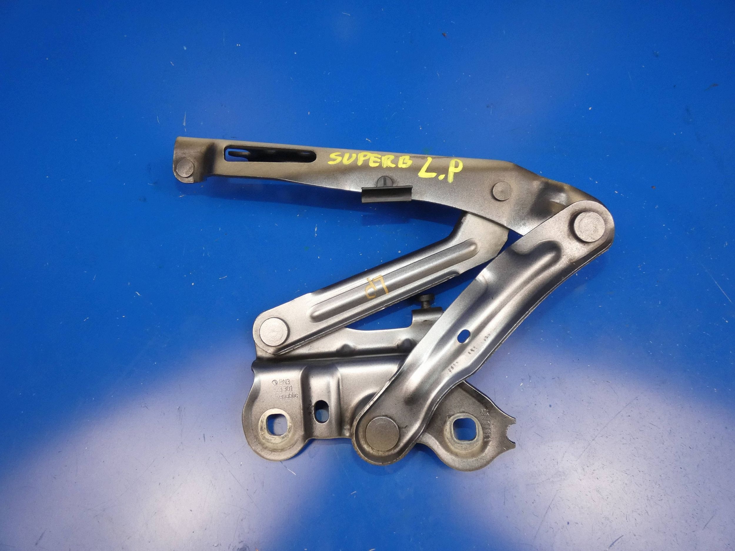 SKODA SUPERB III 3V hinge bonnets left