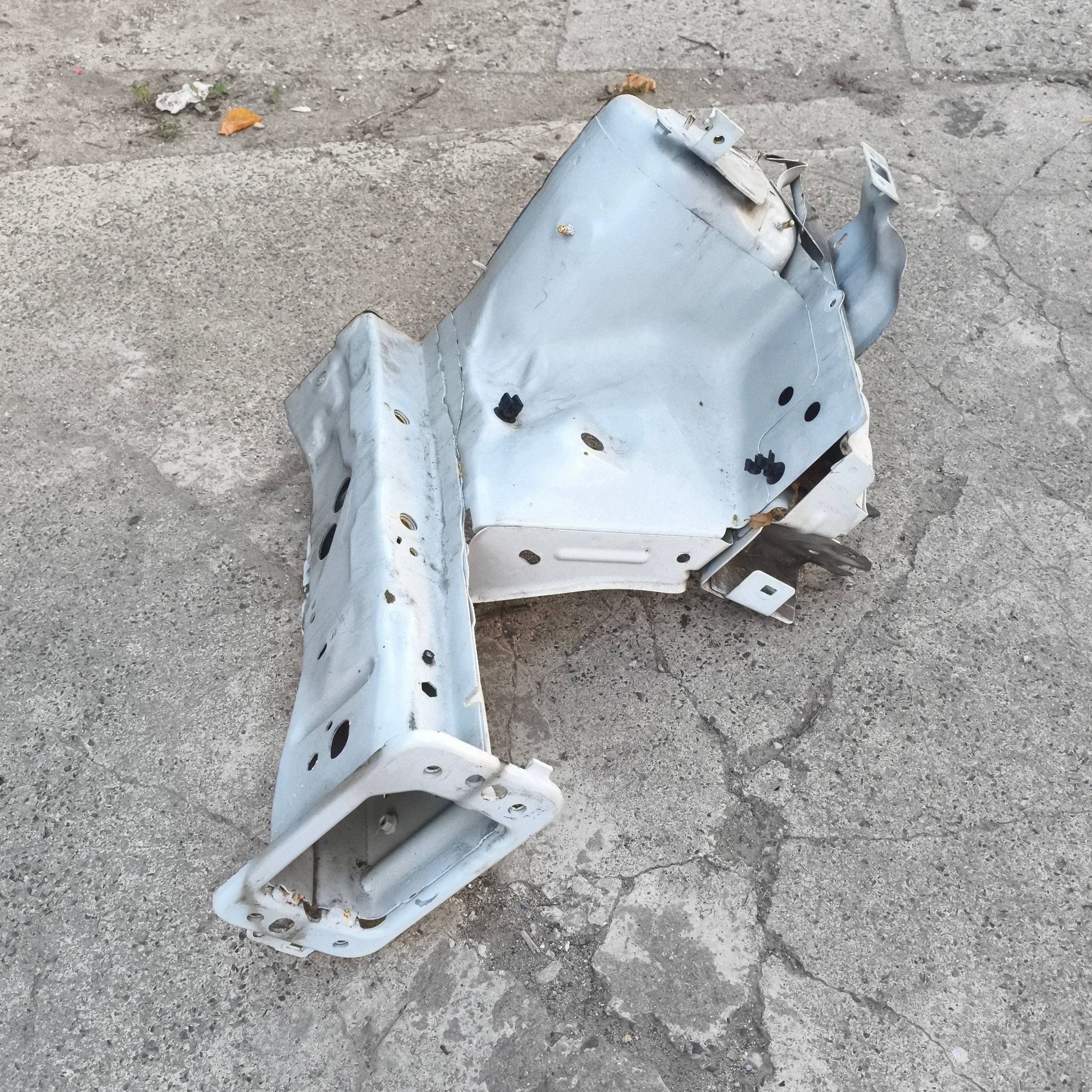 quarter left front front Ford Fiesta MK7 LIFT biala HC