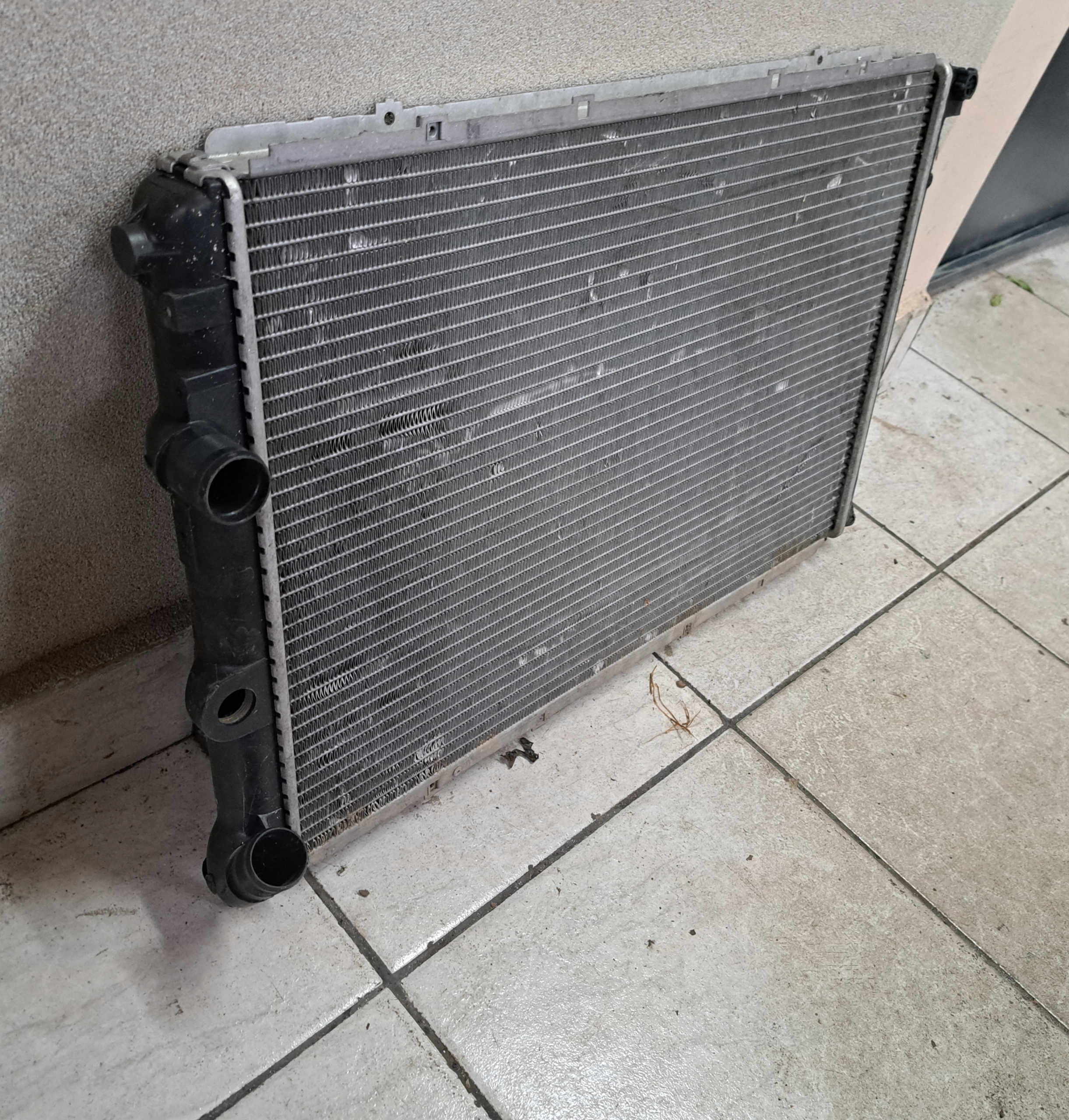Radiatore / Raffreddatore RENAULT MEGANE 7700838133D RENAULT