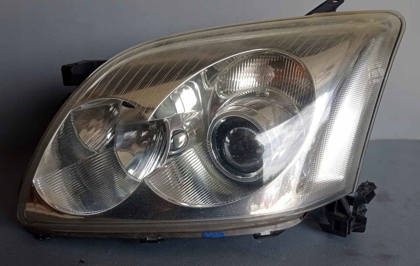 TOYOTA AVENSIS II T25 light left front EU