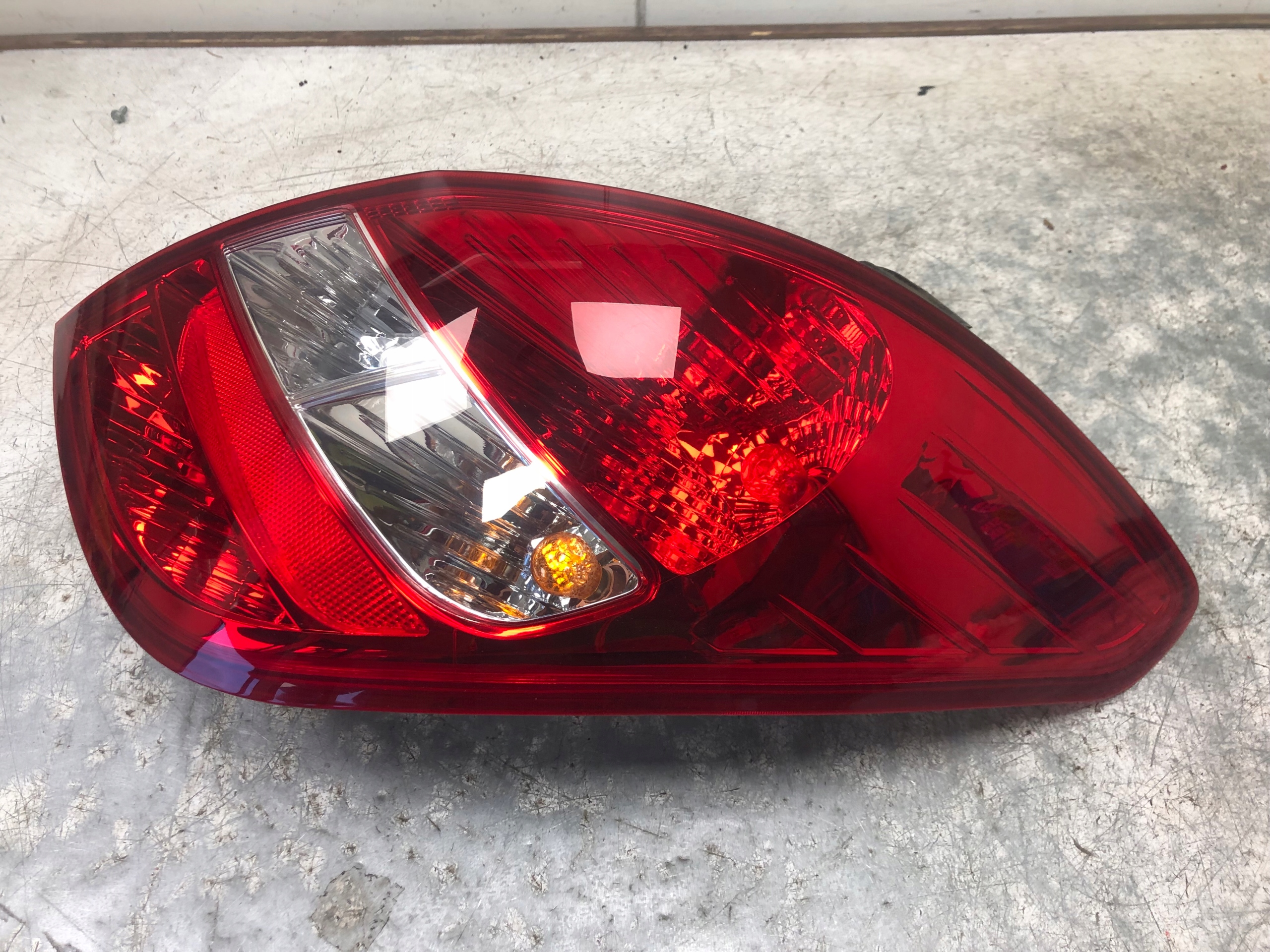 light right rear part HYUNDAI I20 and 5D 92402-4P000