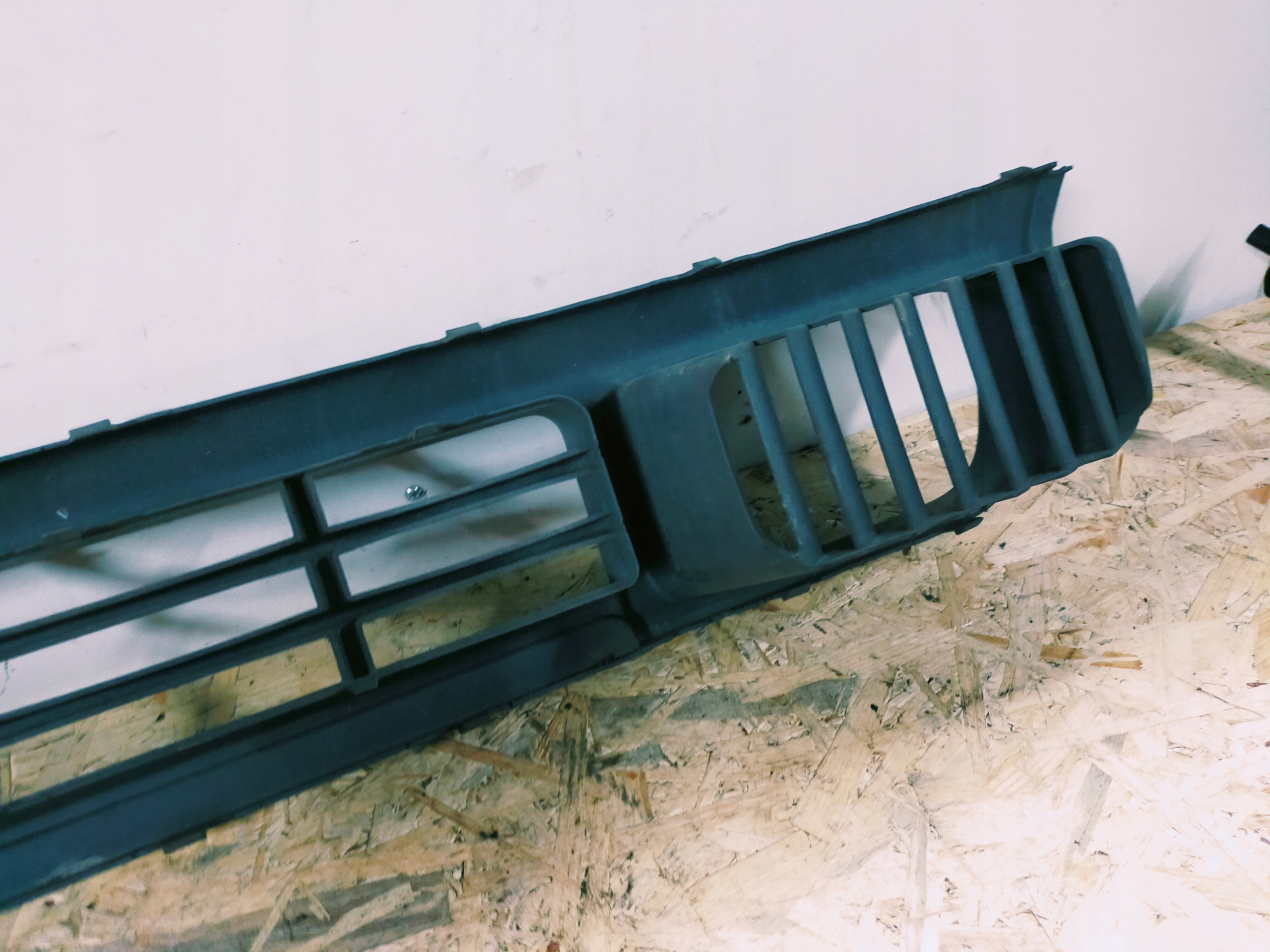 VW T5 grid central of a bumper front 7H0807719