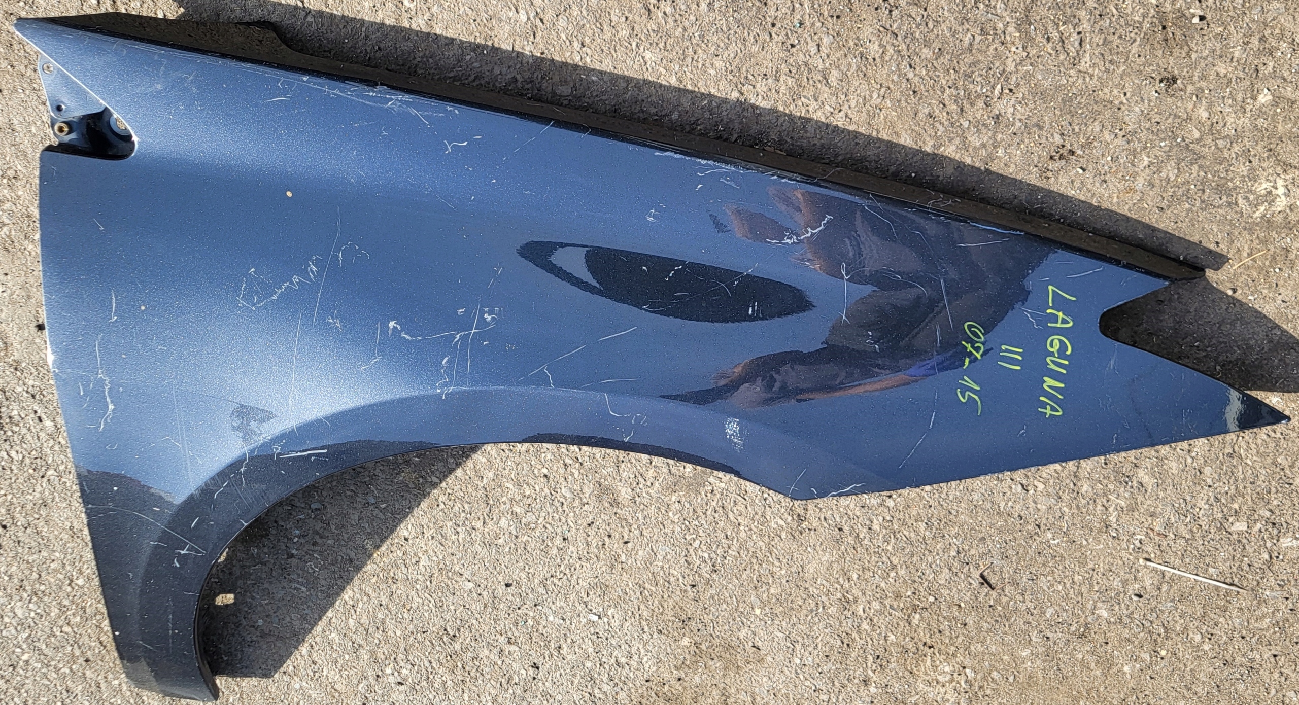 blatník pravý předek přední RENAULT LAGUNA III 3 OE cerný