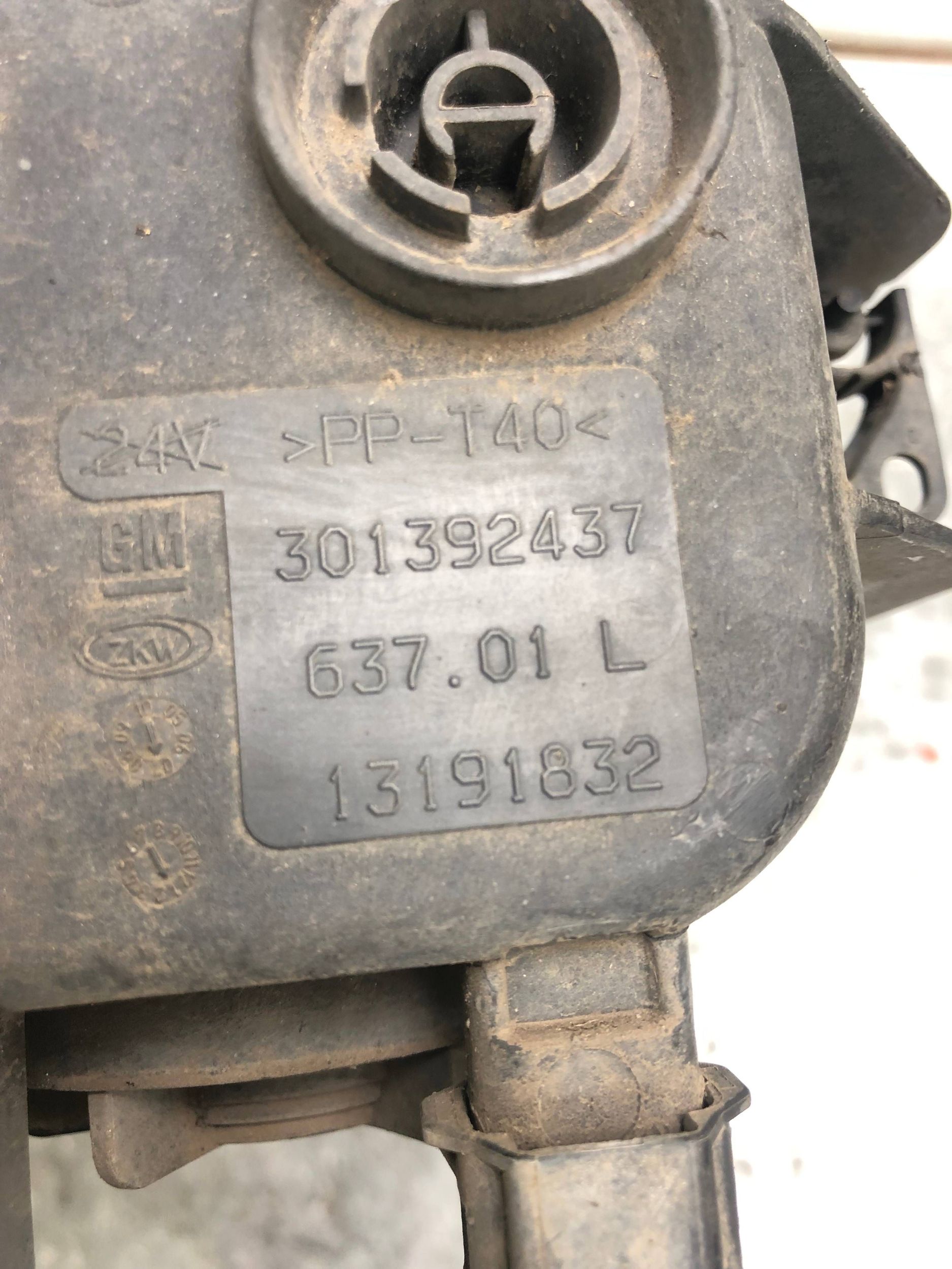 fog light left front OPEL ASTRA H 13191832
